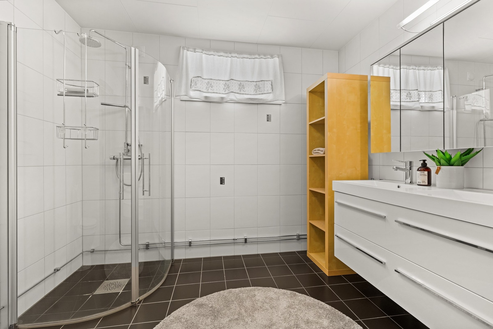 Badet i hybelen ble pusset opp i 2010 og har flislagt gulv med varme. Galleribilde