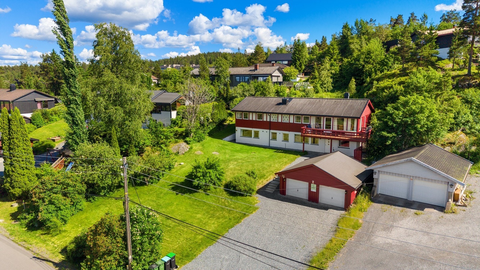 Enebolig med godkjent hybel i underetasjen, beliggende i et etablert og naturskjønt boligområde.
Foto: Digit Media Galleribilde