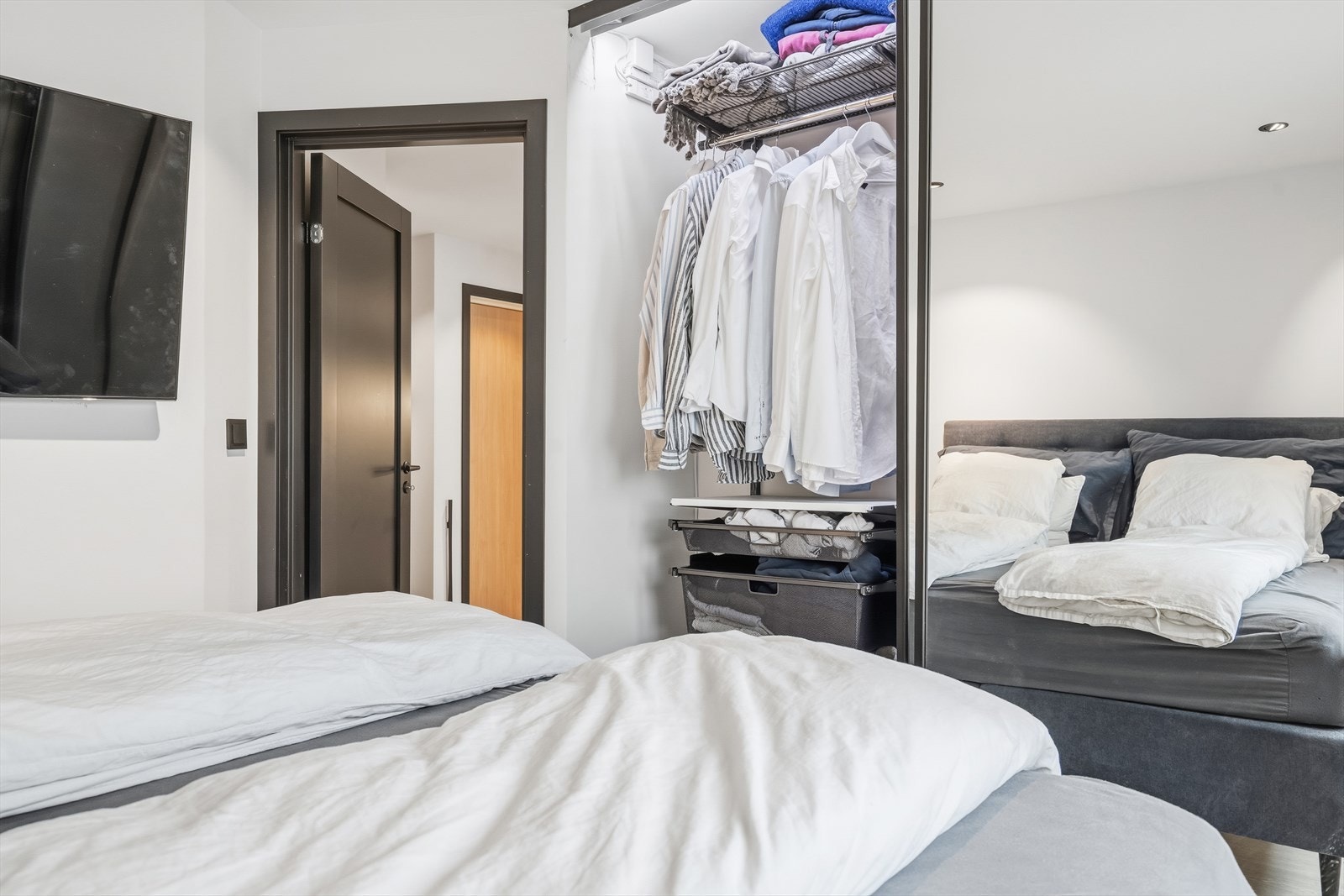 Her er det også utstyrt med skyvedørsgarderobe med innvendig organisering. Galleribilde