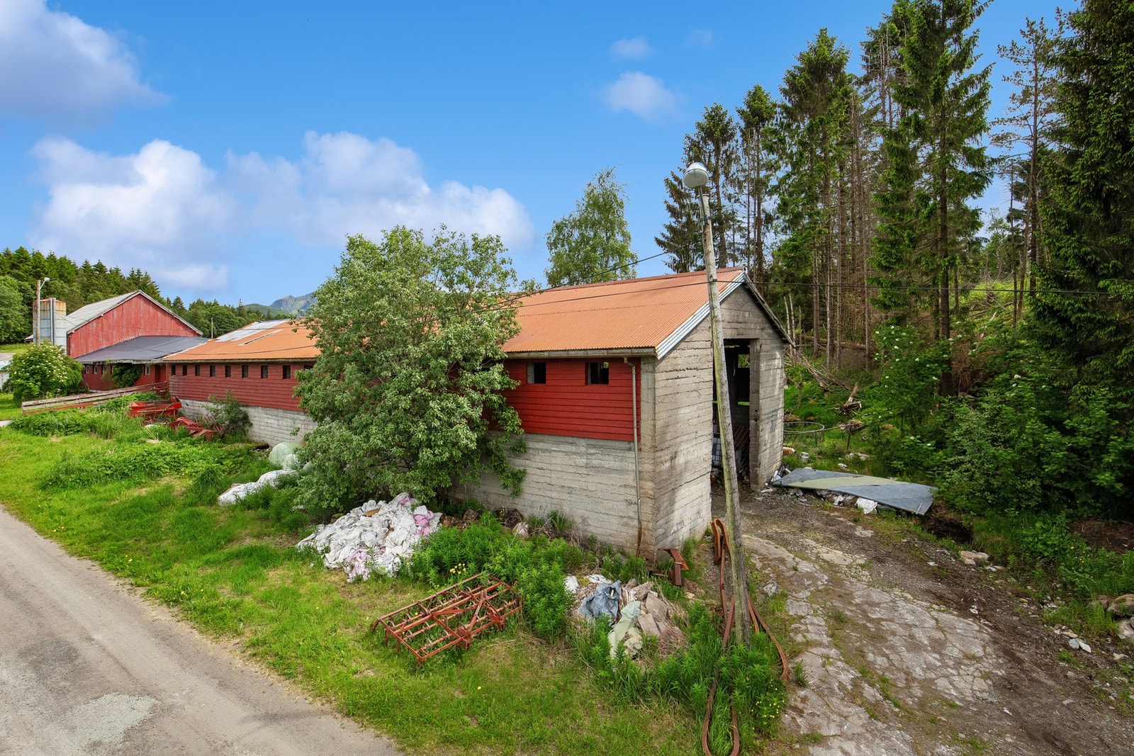 Driftsbygning med stort bruksareal og potensial for videre bruk Galleribilde