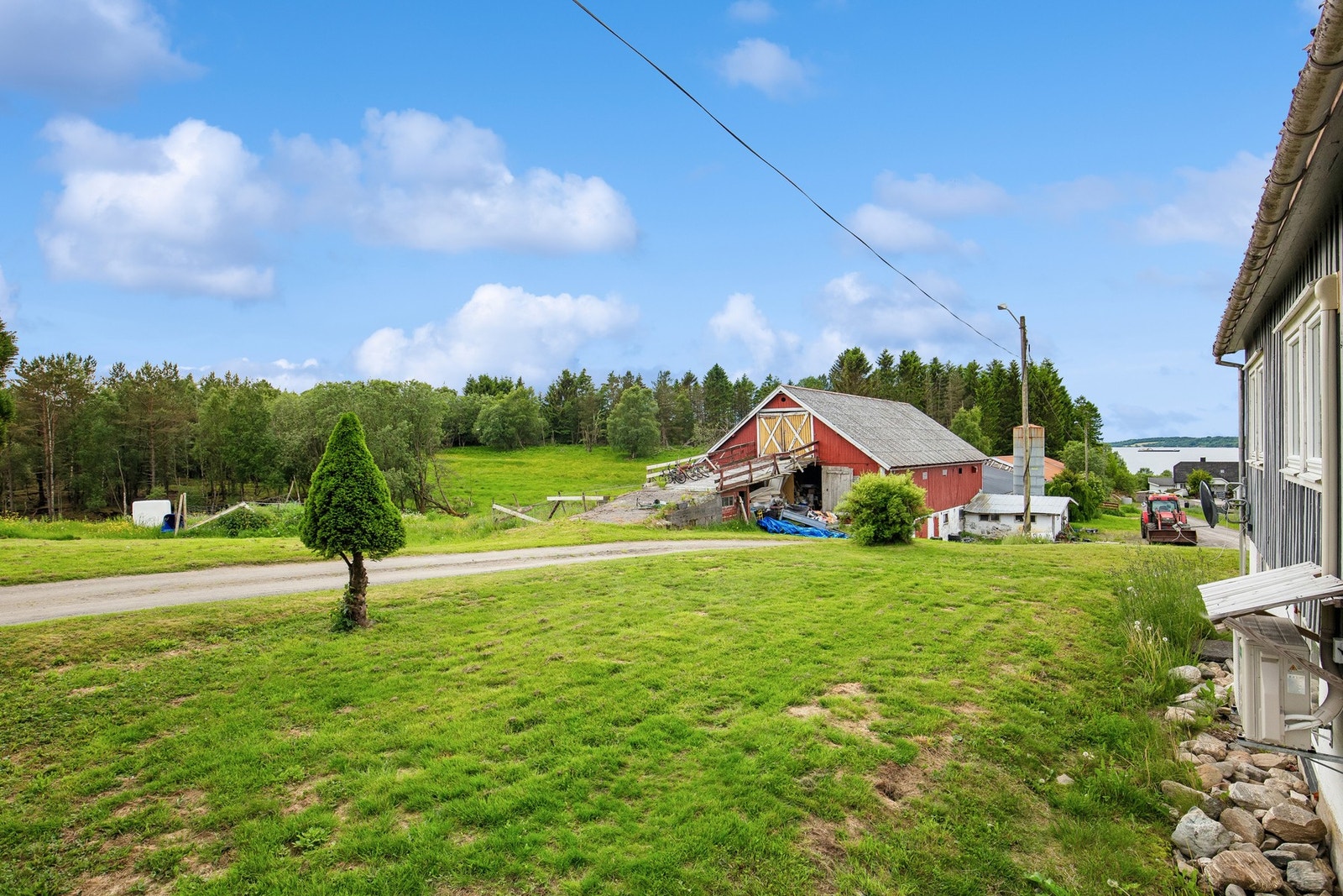 Stor eiendom på ca. 273 daa, hvorav ca. 111 daa dyrket mark Galleribilde
