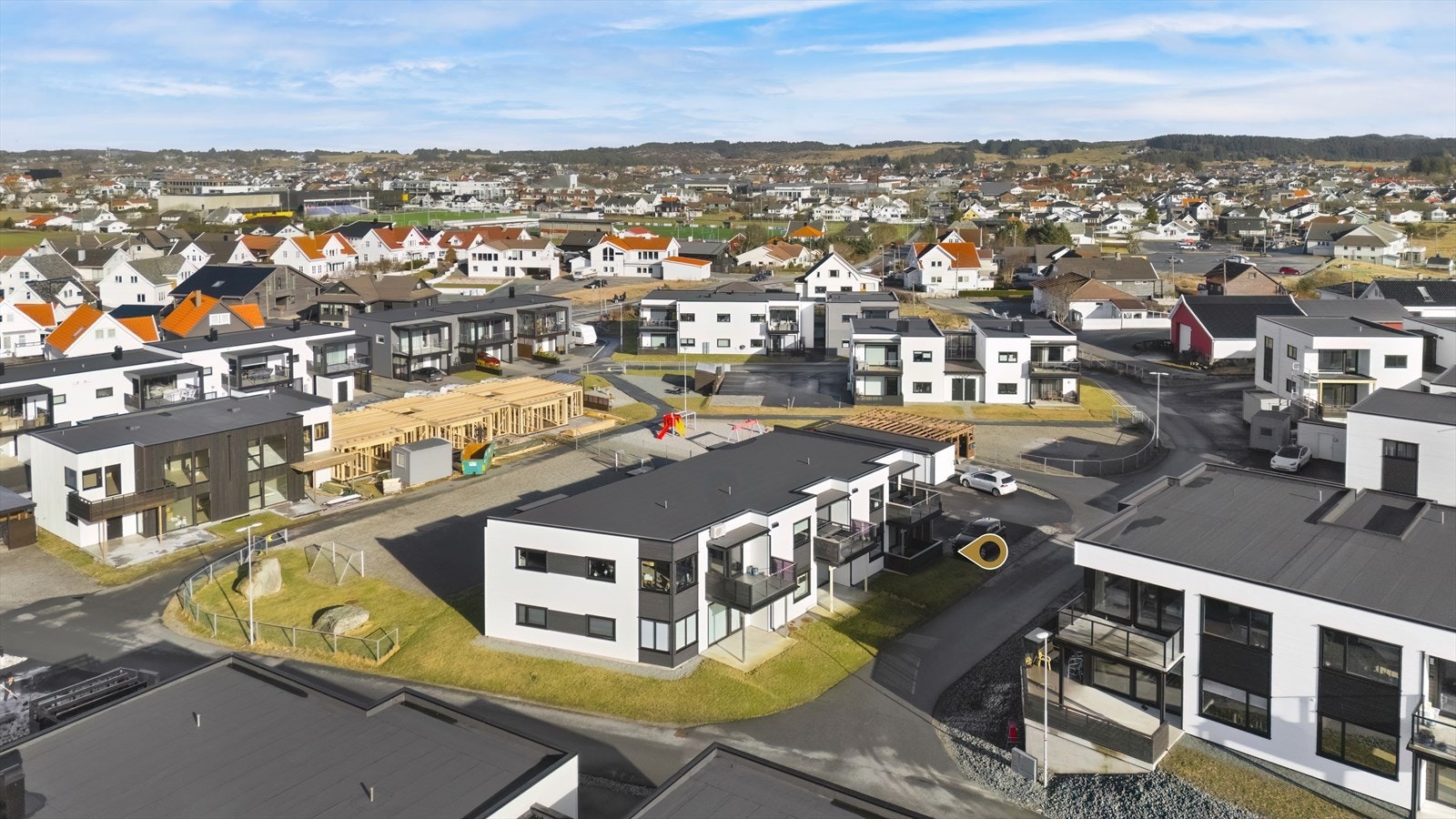 I henhold til sameiets vedtekter har leilighetene i 1. etasje eksklusiv bruksrett og vedlikeholdsplikt til utearealet (terrasse/hage) som ligger foran leiligheten Galleribilde
