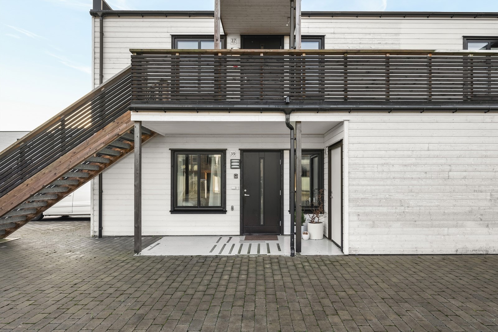 Ved inngangspartiet er det tilgang til utvendig bod med ekstra lagringsplass Galleribilde