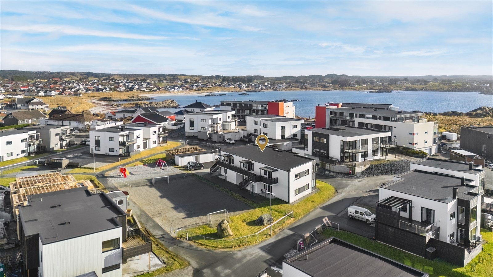 Sameiet har en felles eiet tomt som er pent opparbeidet med asfalterte gang- og kjøreveier, samt lekeplasser for barn Galleribilde