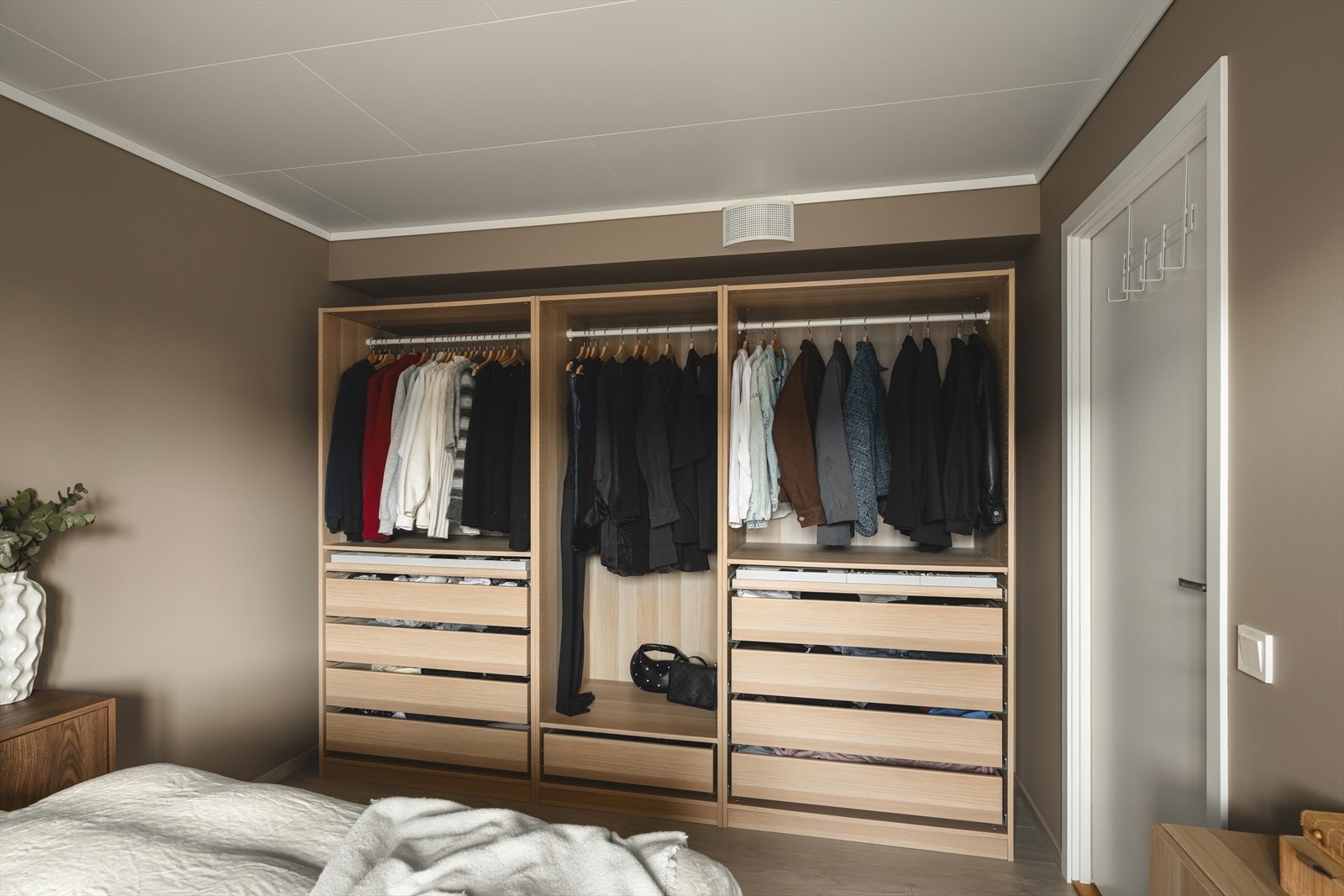 Romslig soverom med stor garderobe som gir gode oppbevaringsmuligheter. Galleribilde