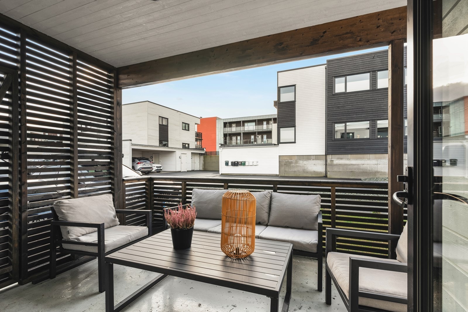 Fra stue/kjøkken er det adkomst til delvis overbygget terrasse med plass til utemøblement Galleribilde