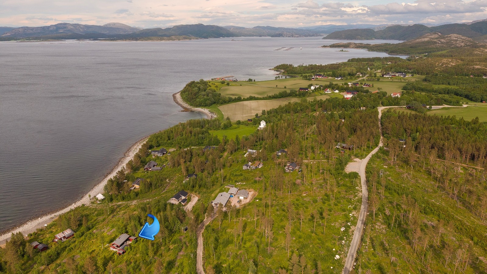 Solrik og nordvendt naturtomt med flott utsikt over sjøen Galleribilde