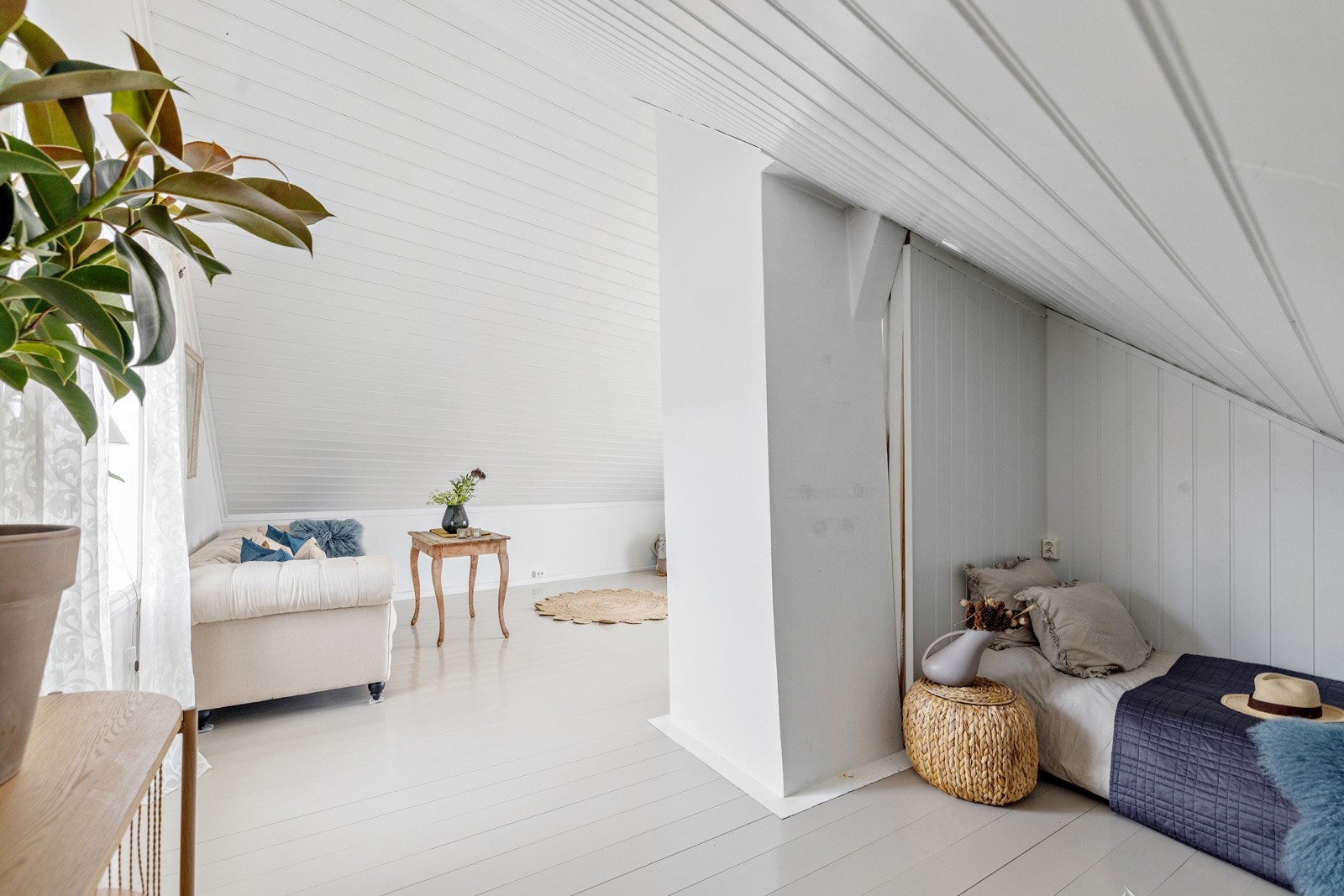 Loftstuen har egen sovealkove. Galleribilde