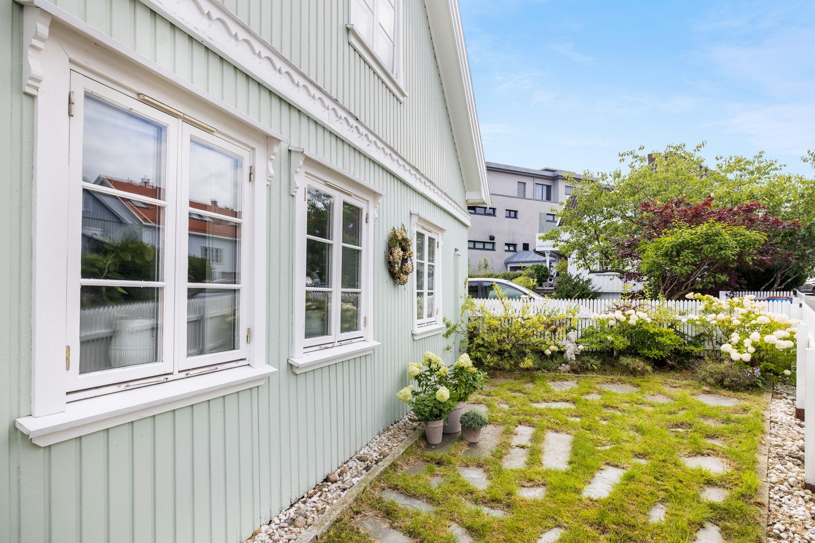 Huset har en koselig liten hage i front. Galleribilde