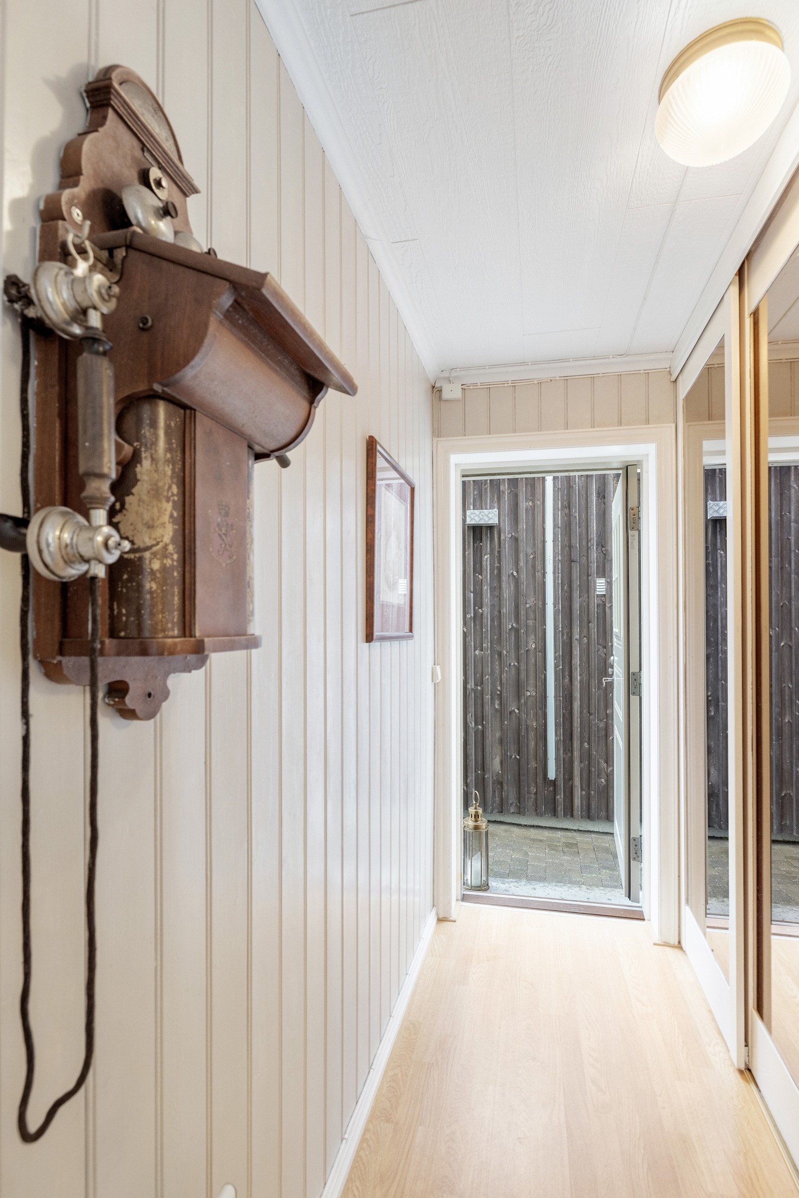 Velkommen inn - Sko og jakker ryddes enkelt bort i en stor skyvedørsgarderobe med speilfronter i vindfanget. Galleribilde