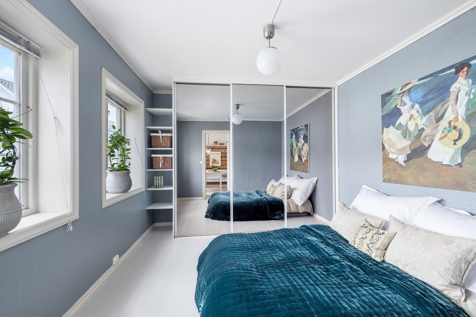 Soverommet i første etasje er malt i en behagelig blåtone, og rommet har en stor og plassbygget skyvedørsgarderobe. Galleribilde