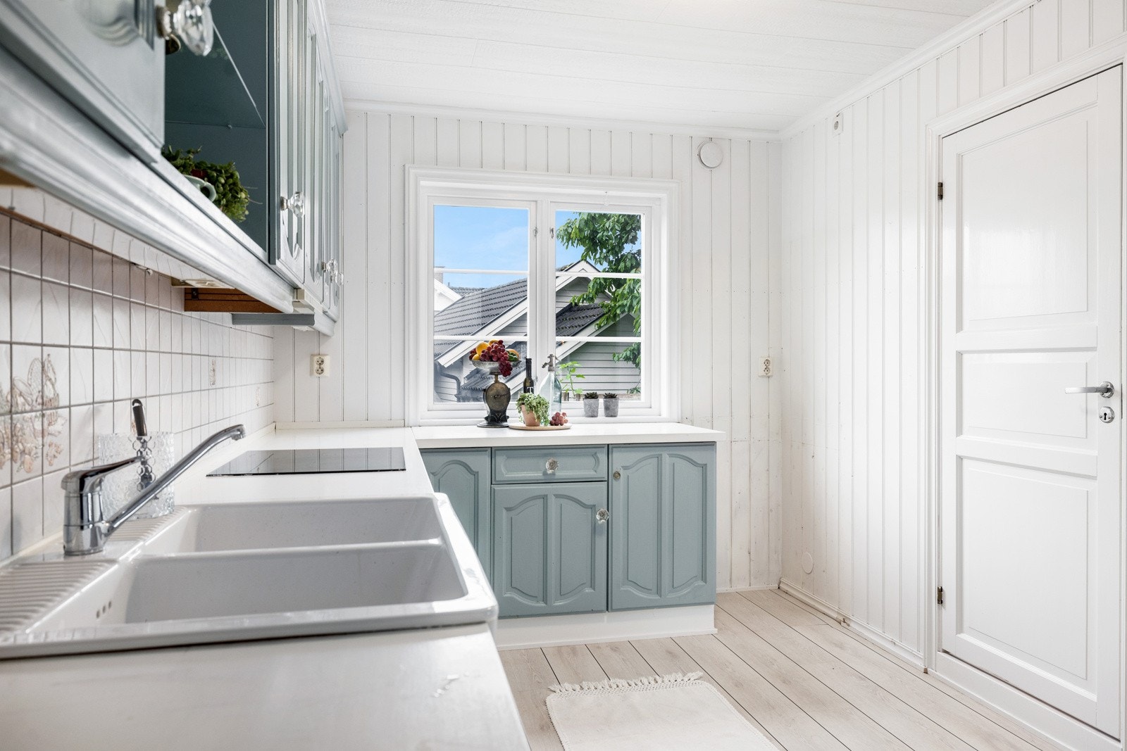 Den klassiske kjøkkeninnredningen passer utmerket inn i trehuset. Galleribilde