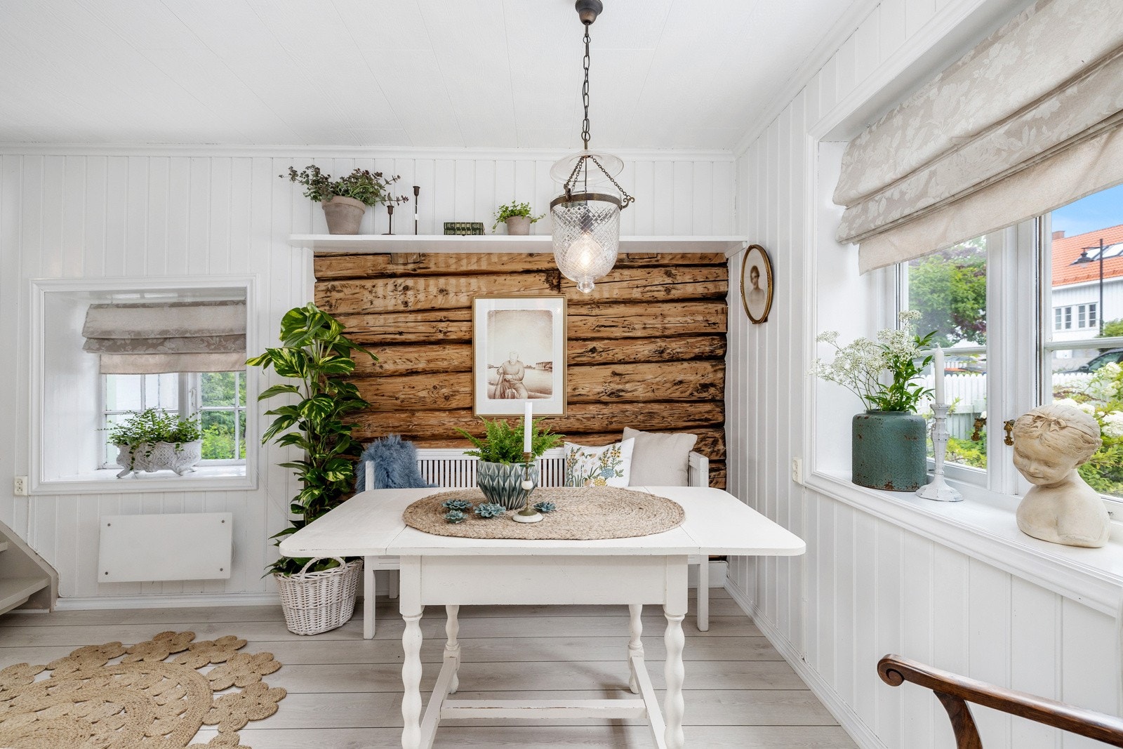 Stuen nede innbyr til hyggelige middager med familie og venner. Galleribilde