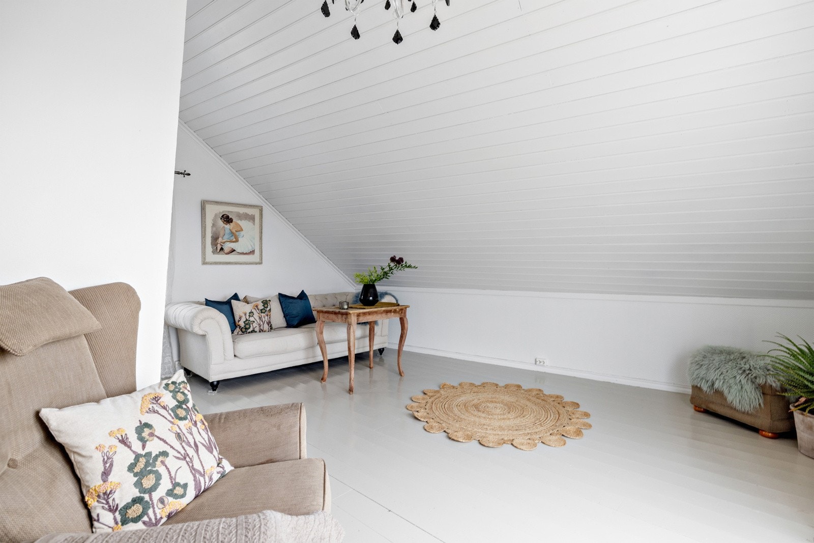 I loftstuen kan man innrede med flere sittegrupper - uten at det oppleves rotete. Galleribilde