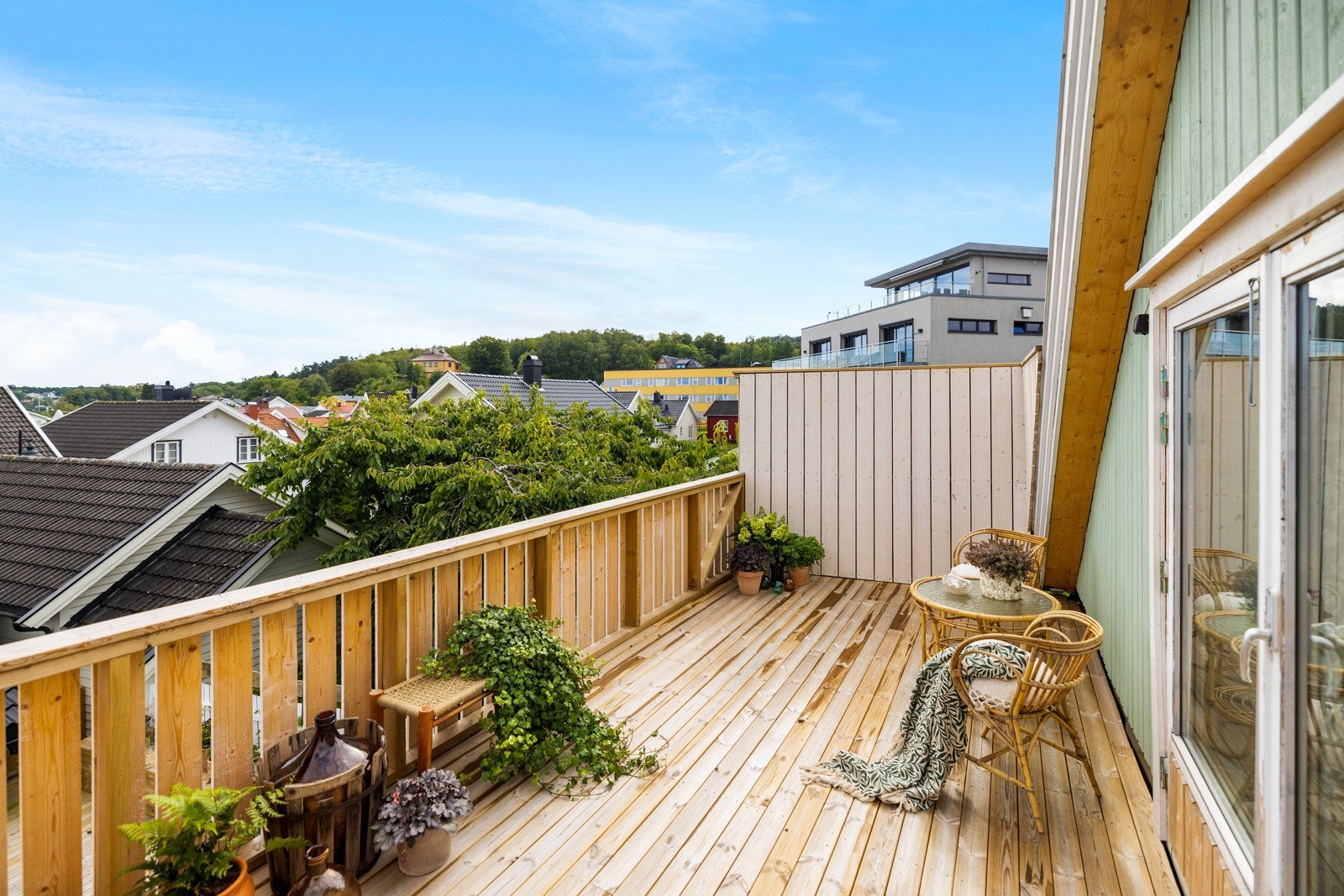 Uteplassen har god plass til utemøbler, blomster og grill. Galleribilde