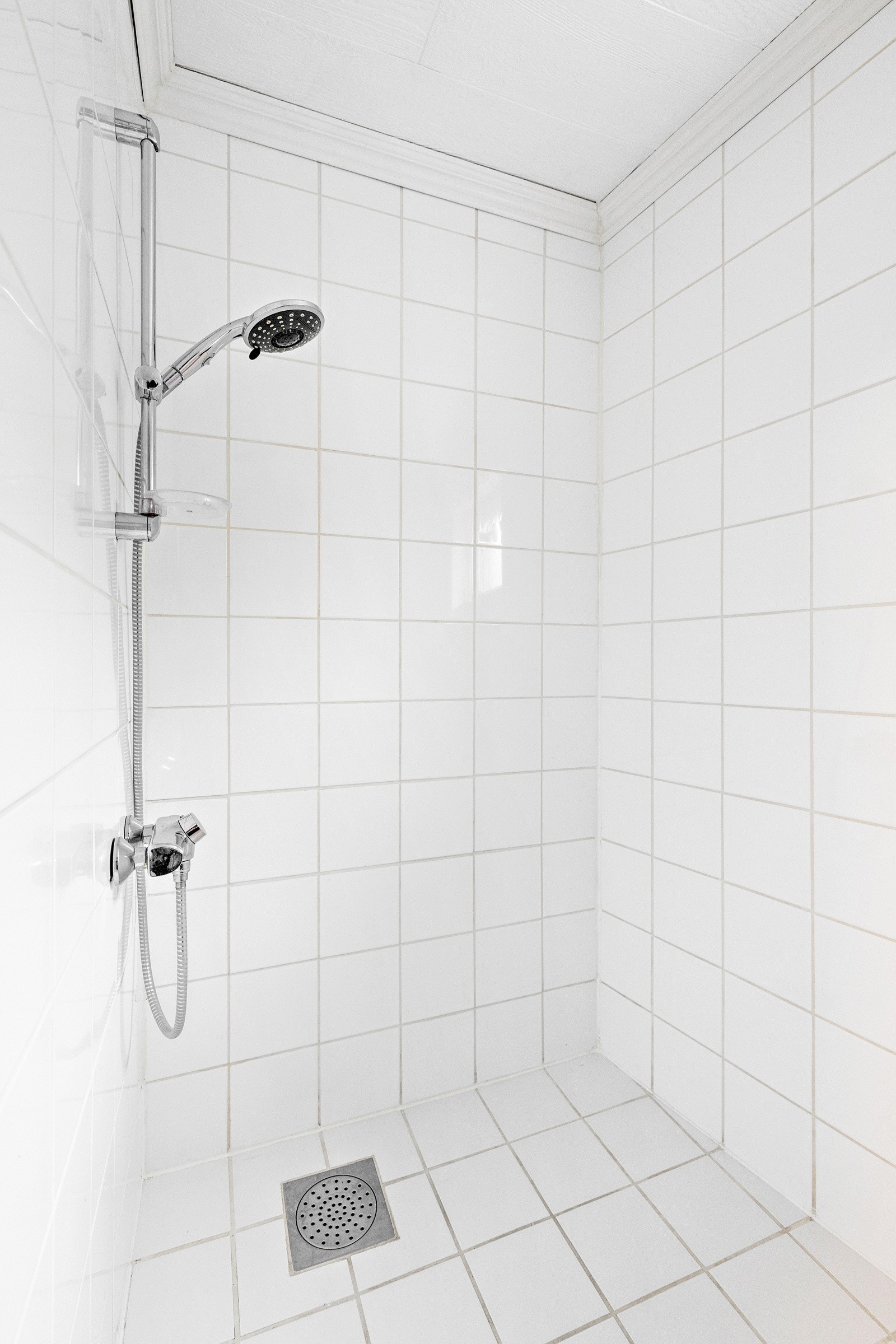 På badet er det toalett, varmekabler og flislagt dusjhjørne. Galleribilde