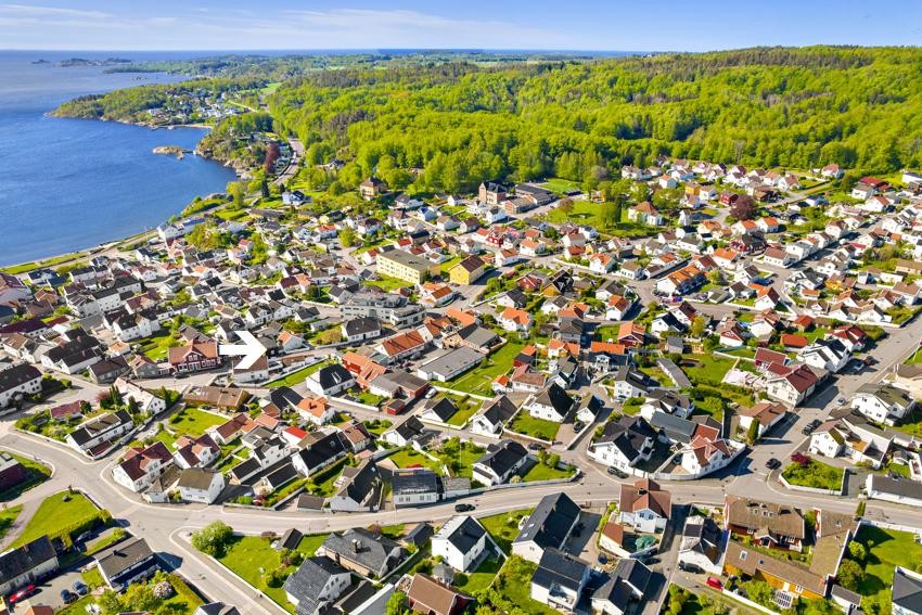 Fra boligen er det kort vei til gode servicemuligheter, Batteristranda og fine turmuligheter. Galleribilde