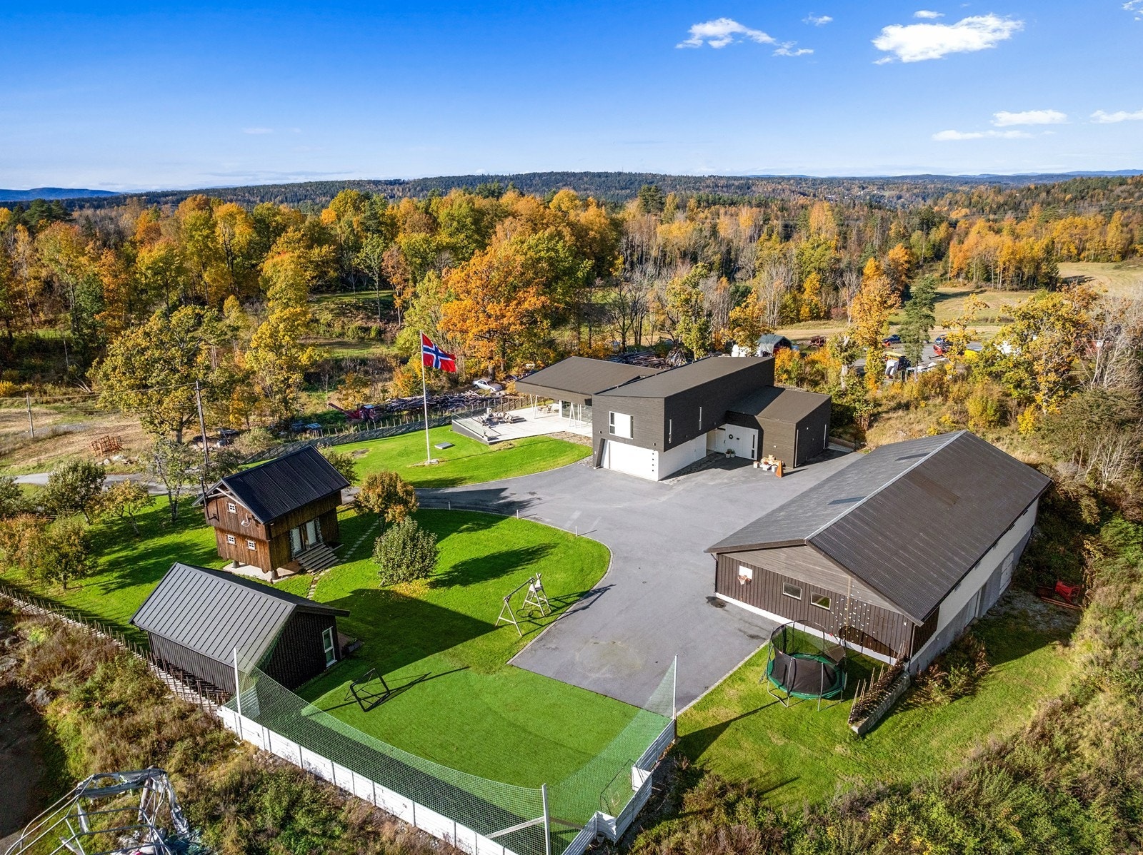 Den store tomten legger til rette for opphold i mange forskjellige soner, og er et eldorado for barn med bl.a. fotballbane, trampoline og klatrevegg i området ved driftsbygningens endevegg Galleribilde