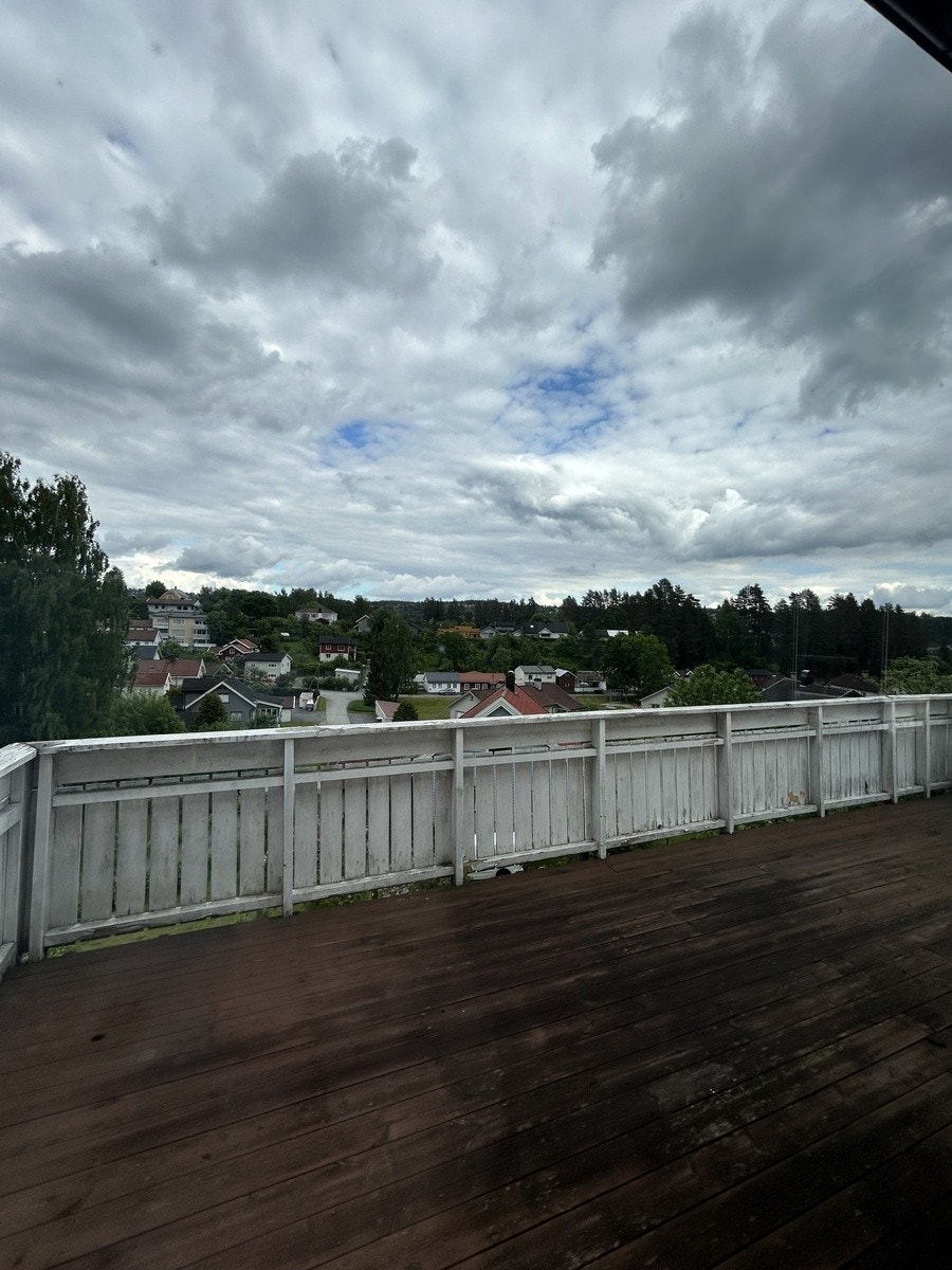 Romslig balkong Galleribilde