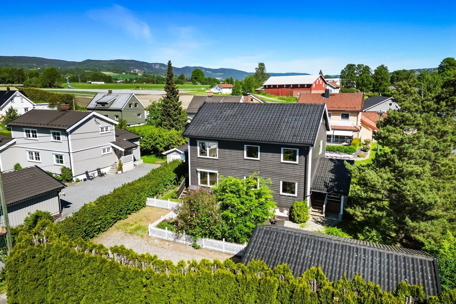 Eiendommen består av to separate boenheter, en i hver etasje, og en frittstående garasje. Galleribilde