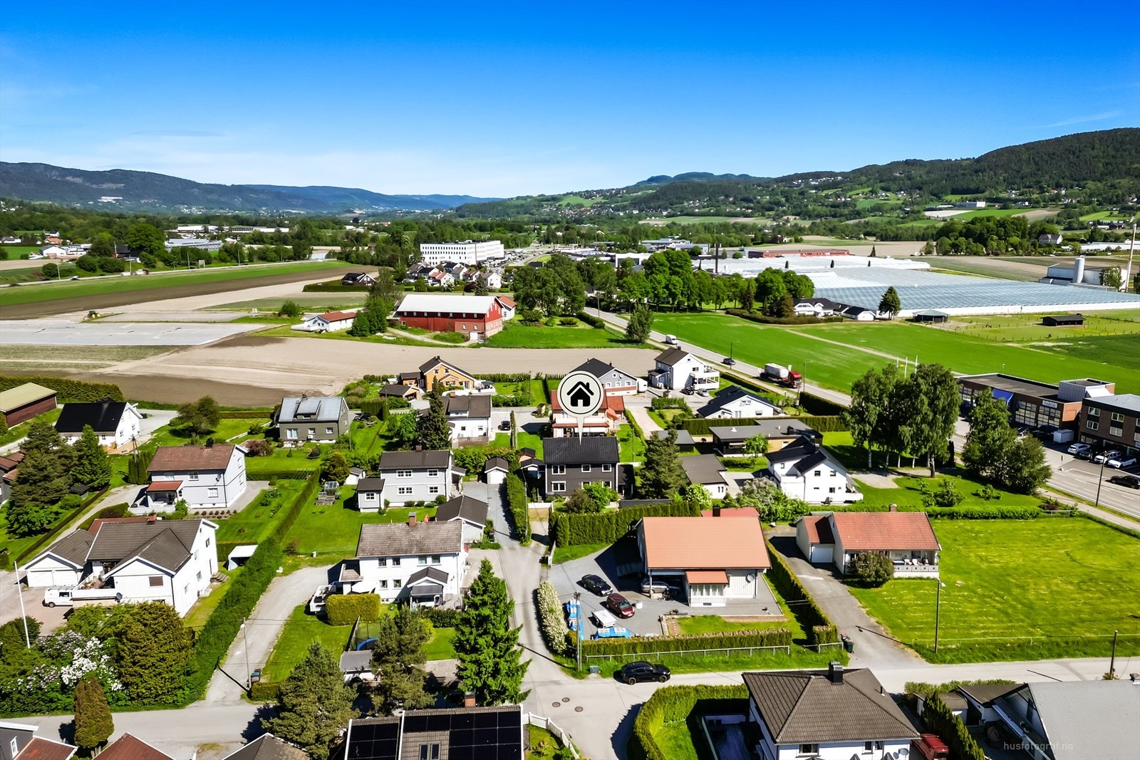 Eiendommen ligger i et etablert boligområde i Lier. Galleribilde