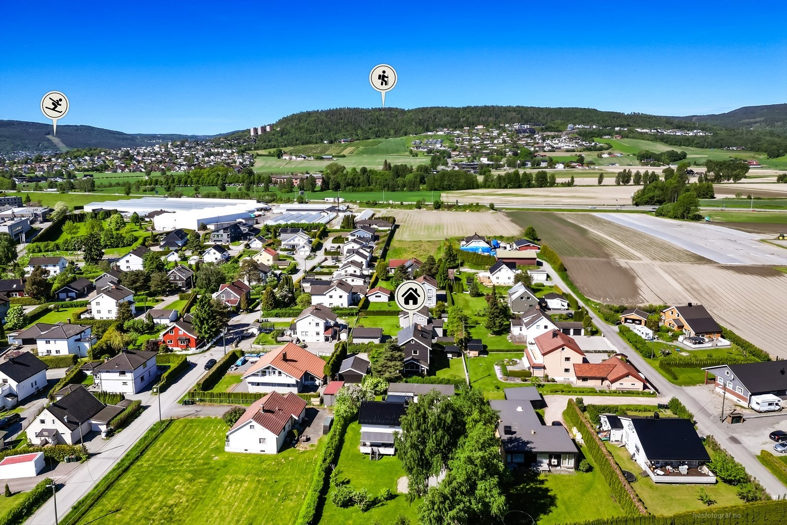 Bussholdeplassen Vitbank er kun 200 meter fra boligen, noe som gir enkel tilgang til offentlig transport. Galleribilde