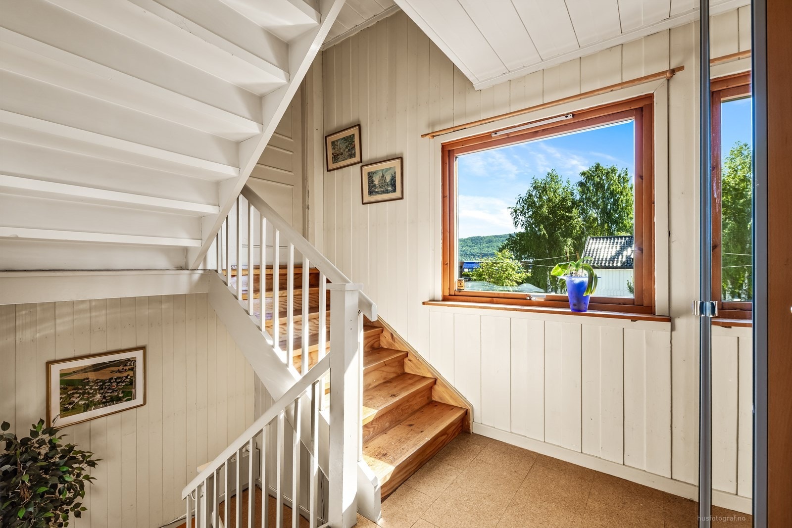 Trapperommet har malte tretrapper som forbinder etasjene. Galleribilde