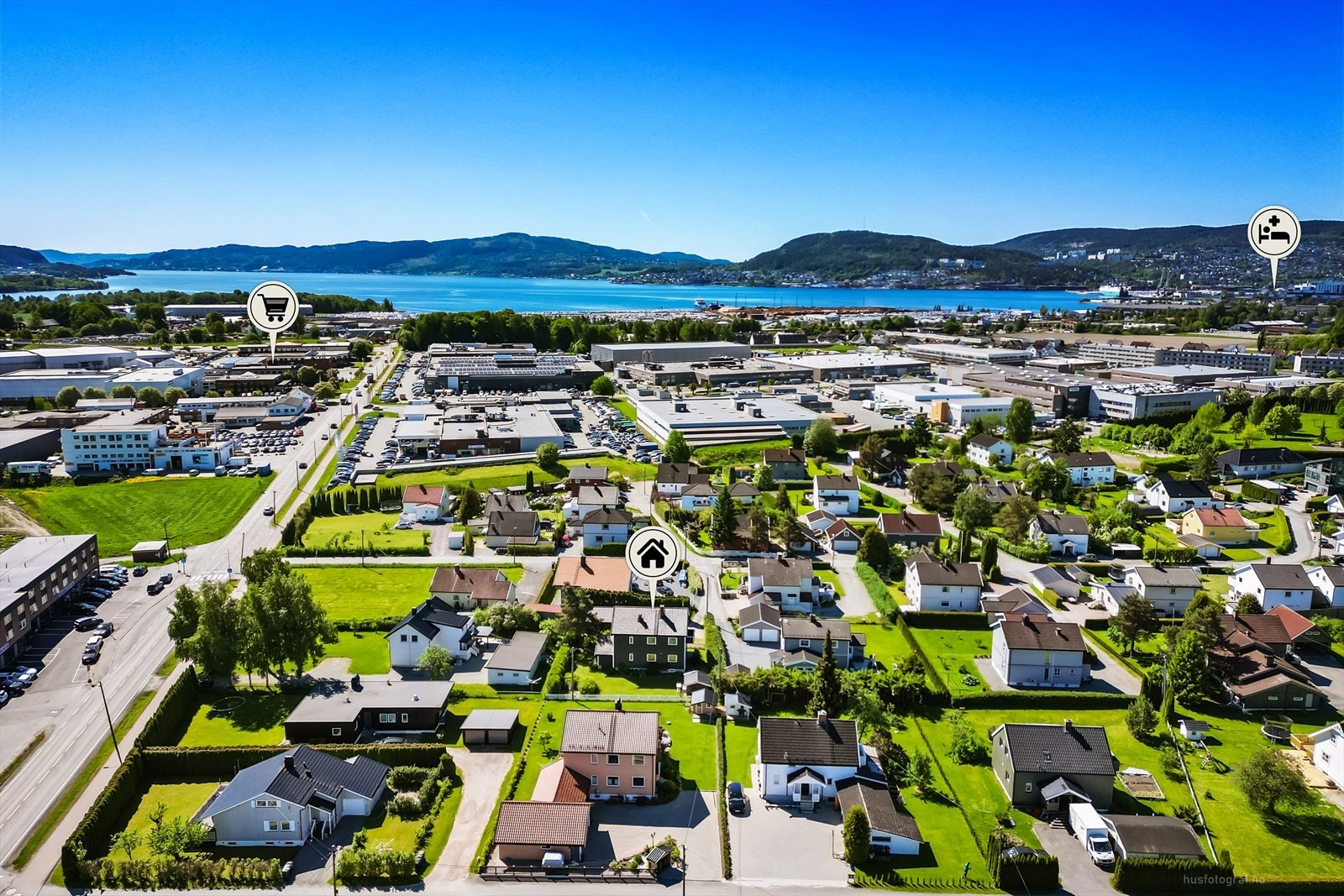 Det er kort vei til dagligvarehandel, med Kiwi Vitbank syv minutter unna og Rema 1000 Lierstranda en kort kjøretur unna. Galleribilde