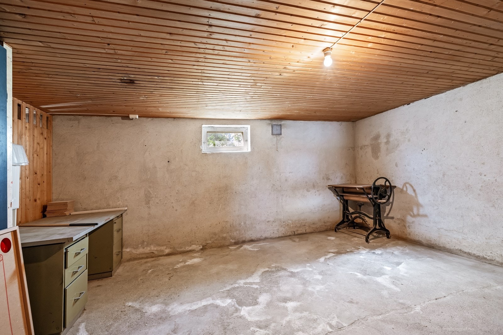 En av flere boder i kjelleren, som gir gode lagringsmuligheter. Galleribilde