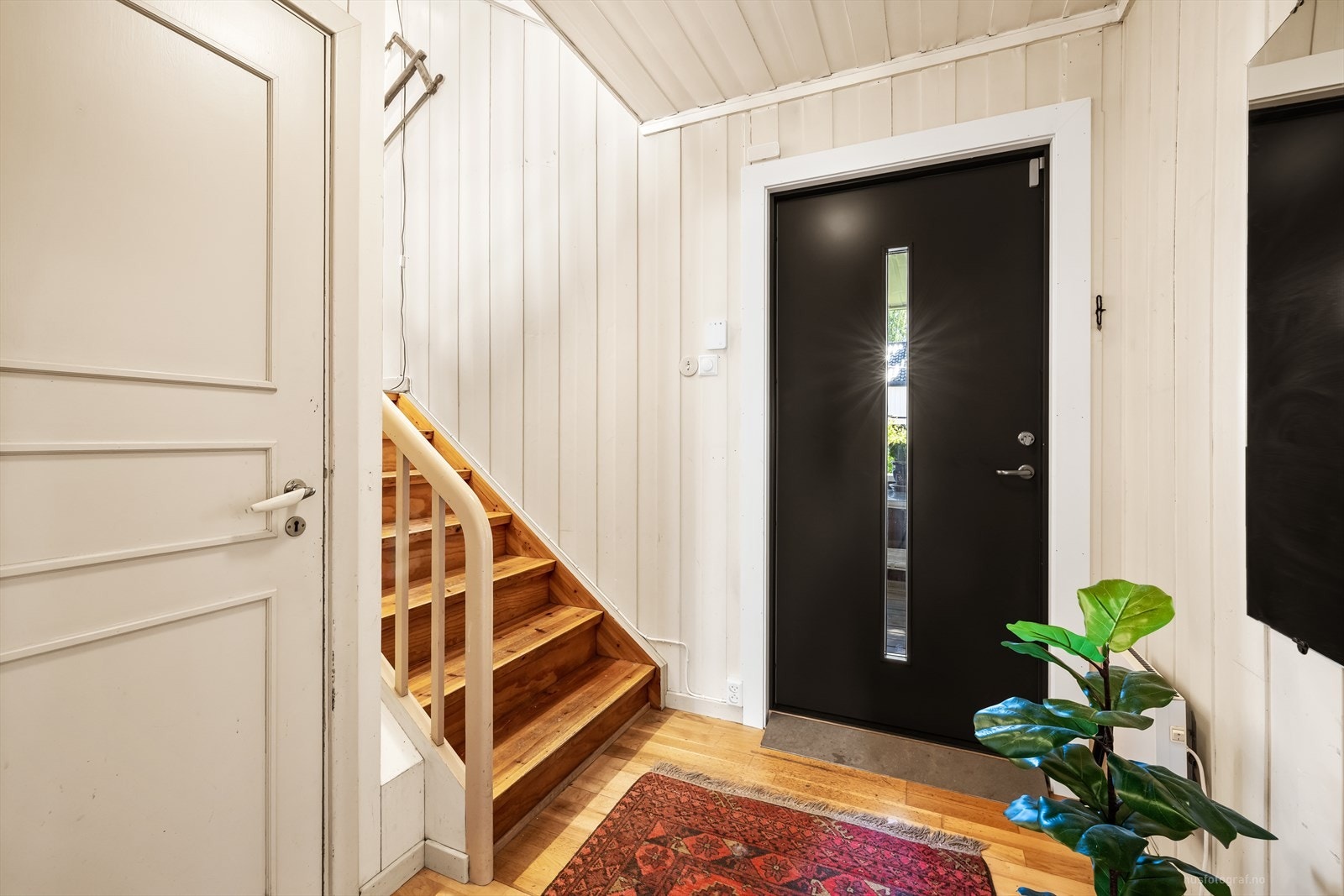 Entréen ønsker deg velkommen! Herfra er det trapp til de øvrige etasjene. Galleribilde
