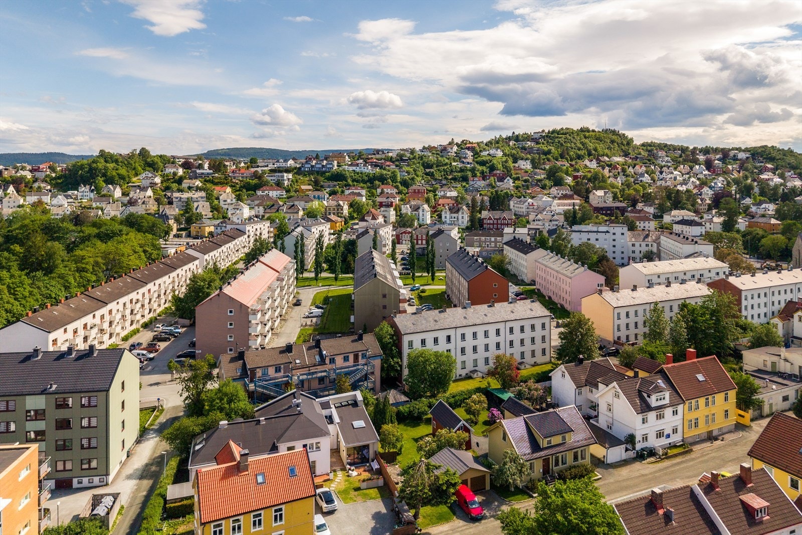Eiendommen ligger rolig og tilbaketrukket plassert, samtidig som du har umiddelbar nærhet til sentrum og byens pulserende liv. Galleribilde