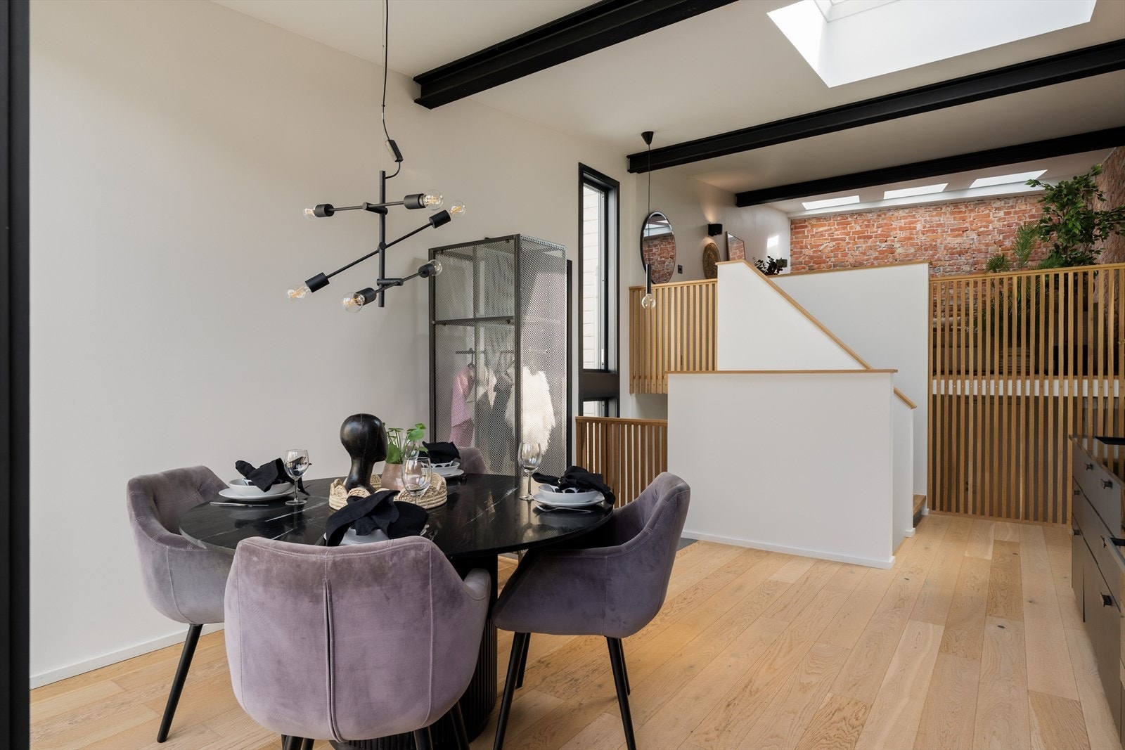 Romslig plass til hyggelig spisegruppe. Galleribilde