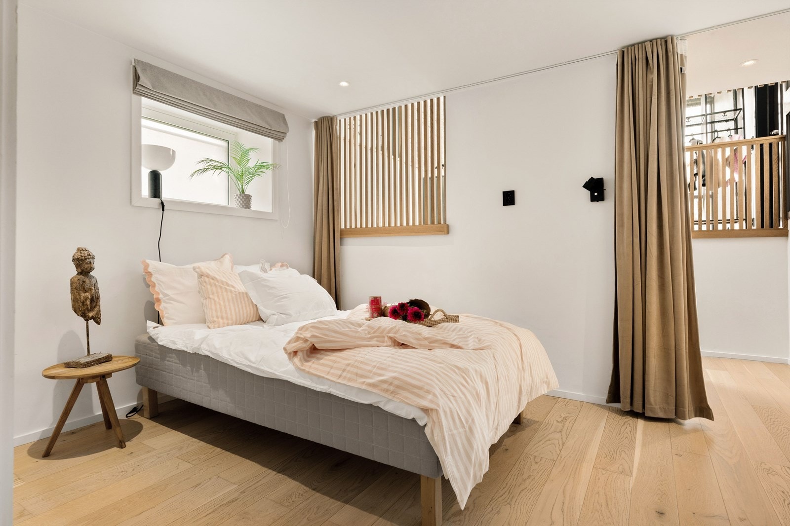 Soverommet har parkett på gulv, vegger malt i moderne fargetone, gulvvarme og downlights i himling. Galleribilde