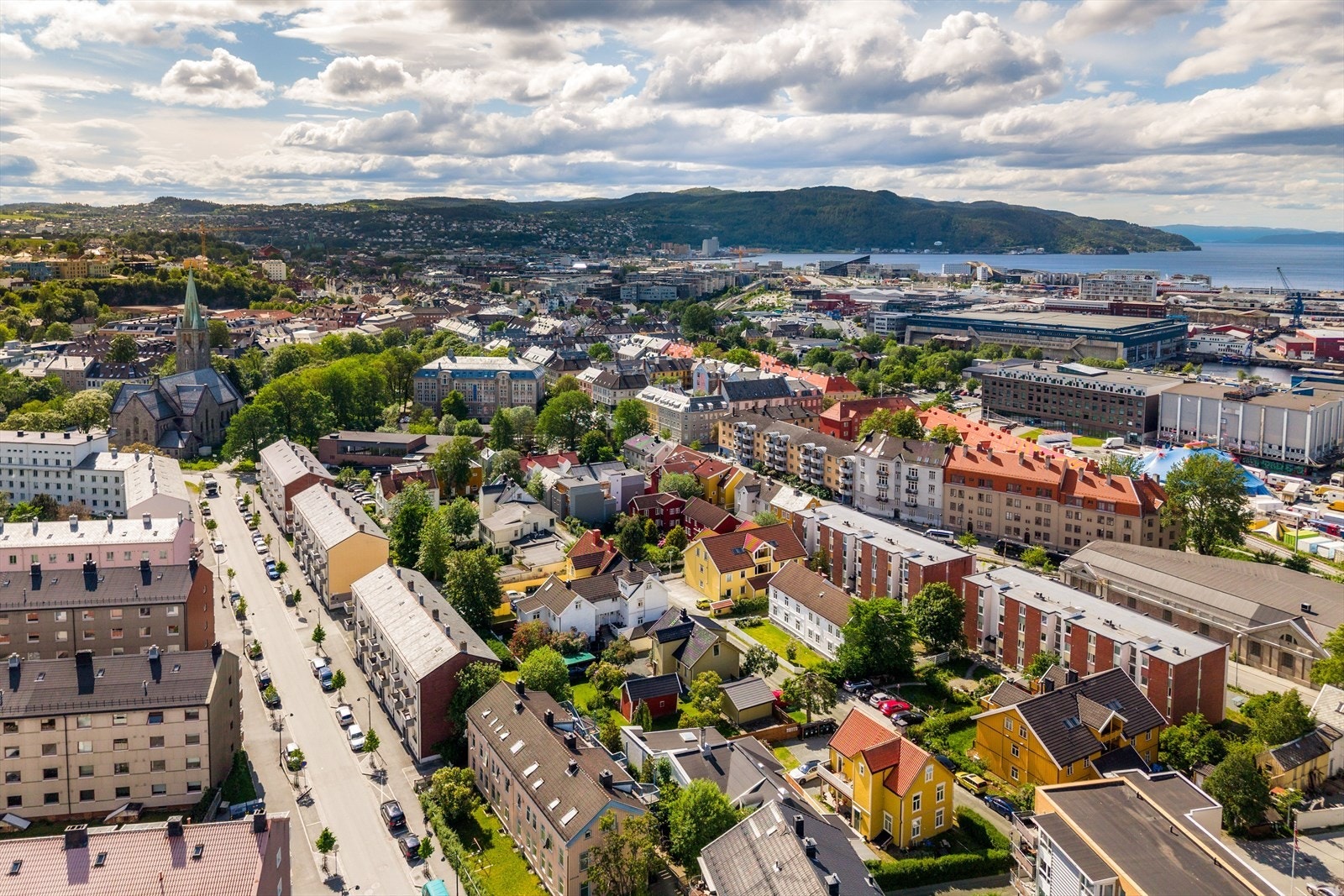 Med kort gangavstand til et bredt utvalg av fasiliteter har du alt du trenger rett utenfor døren, enten det er kollektivtransport, servicetilbud, treningssentre eller hyggelige serveringssteder. Ideelt for unge voksne og studenter. Galleribilde