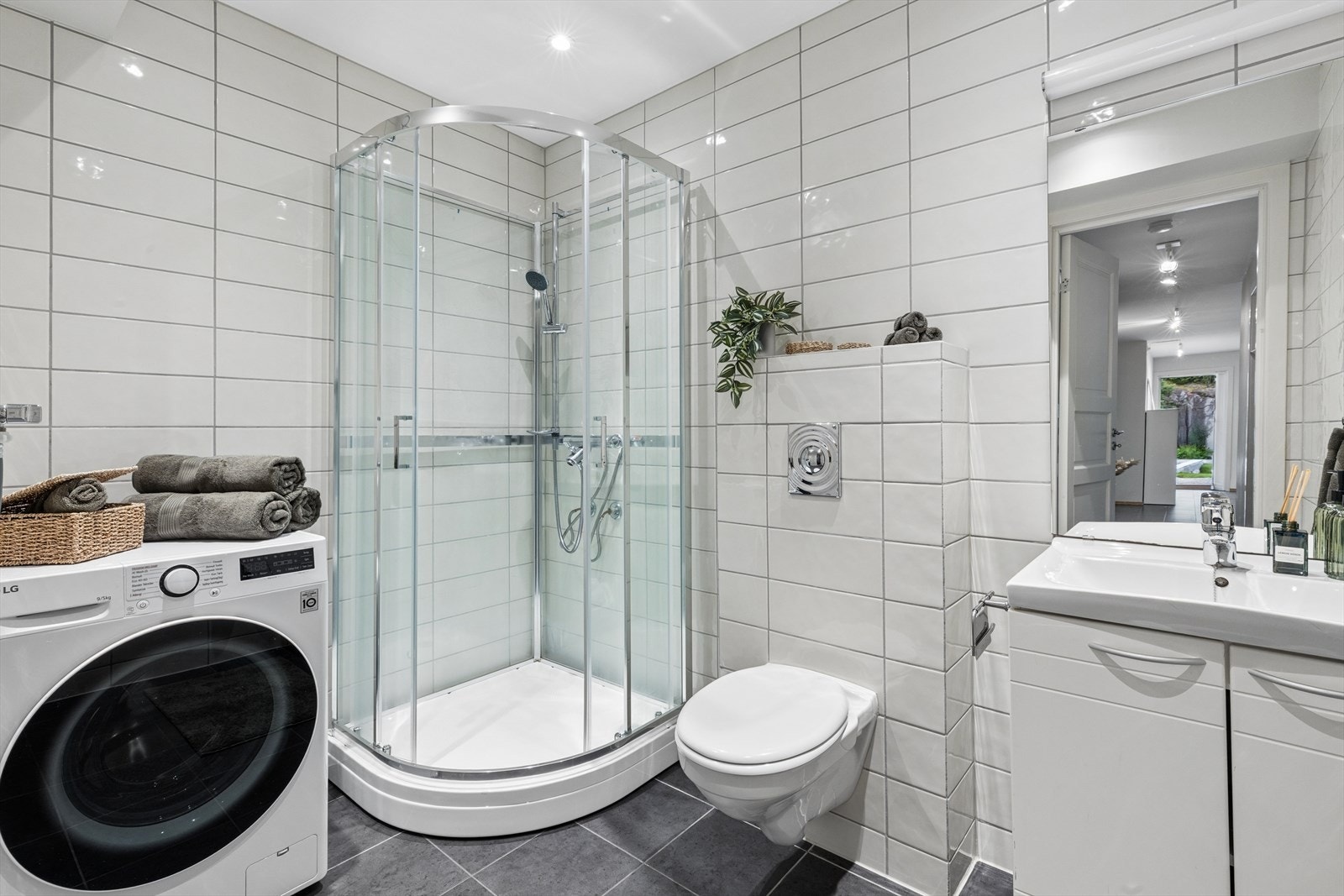 Badet i u. etasjen har også plass til vaskemaskin og har gulvvarme Galleribilde