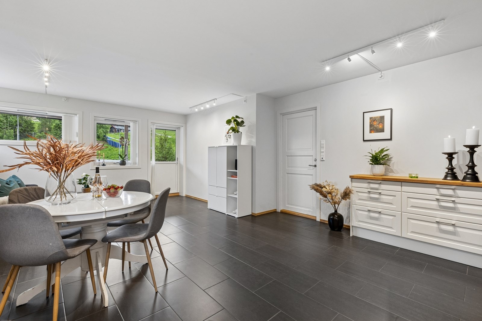 Verandadør fungerer nå som inngangsdør til hybelen nede Galleribilde