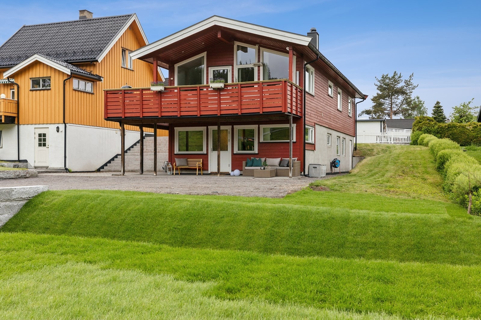 Dette er en lys og innholdsrik enebolig m/ mulighet for hybel. Eiendommen ligger rett ved Varingskollen og har kun 2 min gange til togstasjonen Galleribilde
