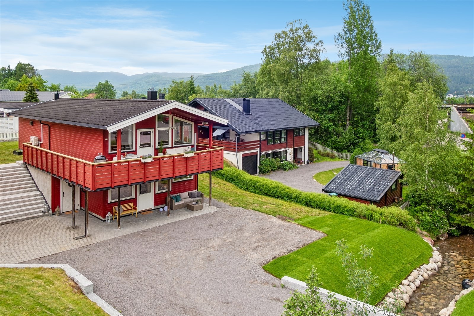 Boligen fra 2006 har parkeringsmuligheter på egen tomt Galleribilde