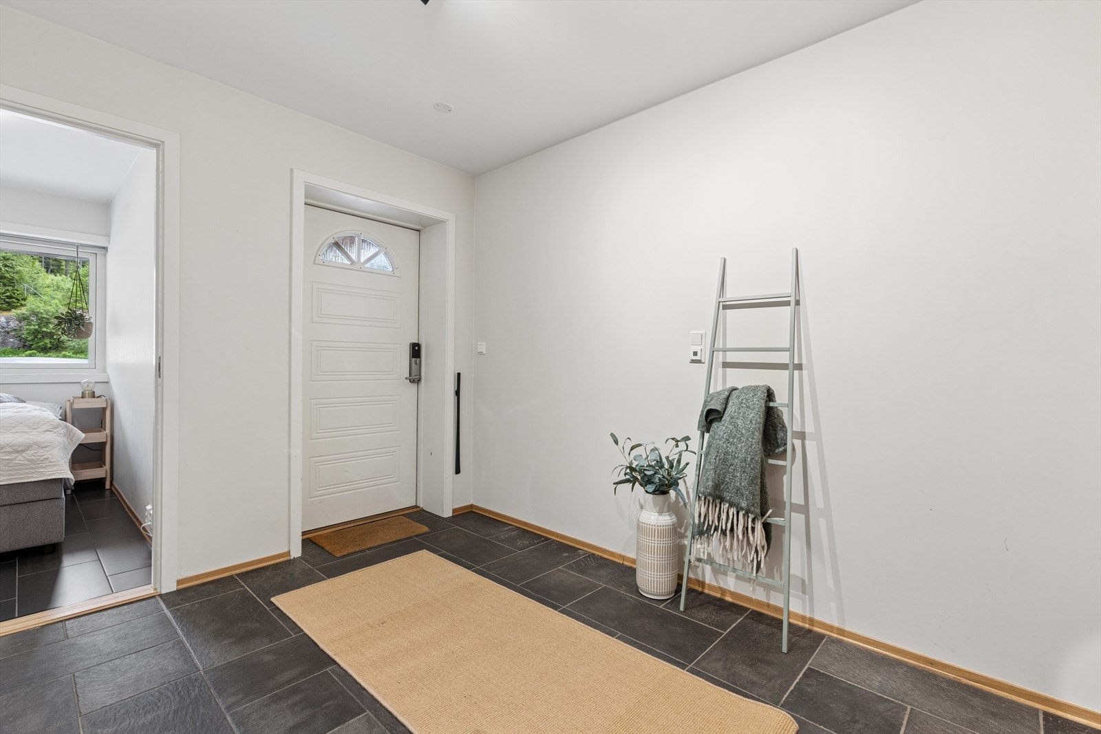 Man ankommer boligen i u. etasjen. Rommet har fliser på gulv med praktisk gulvvarme Galleribilde