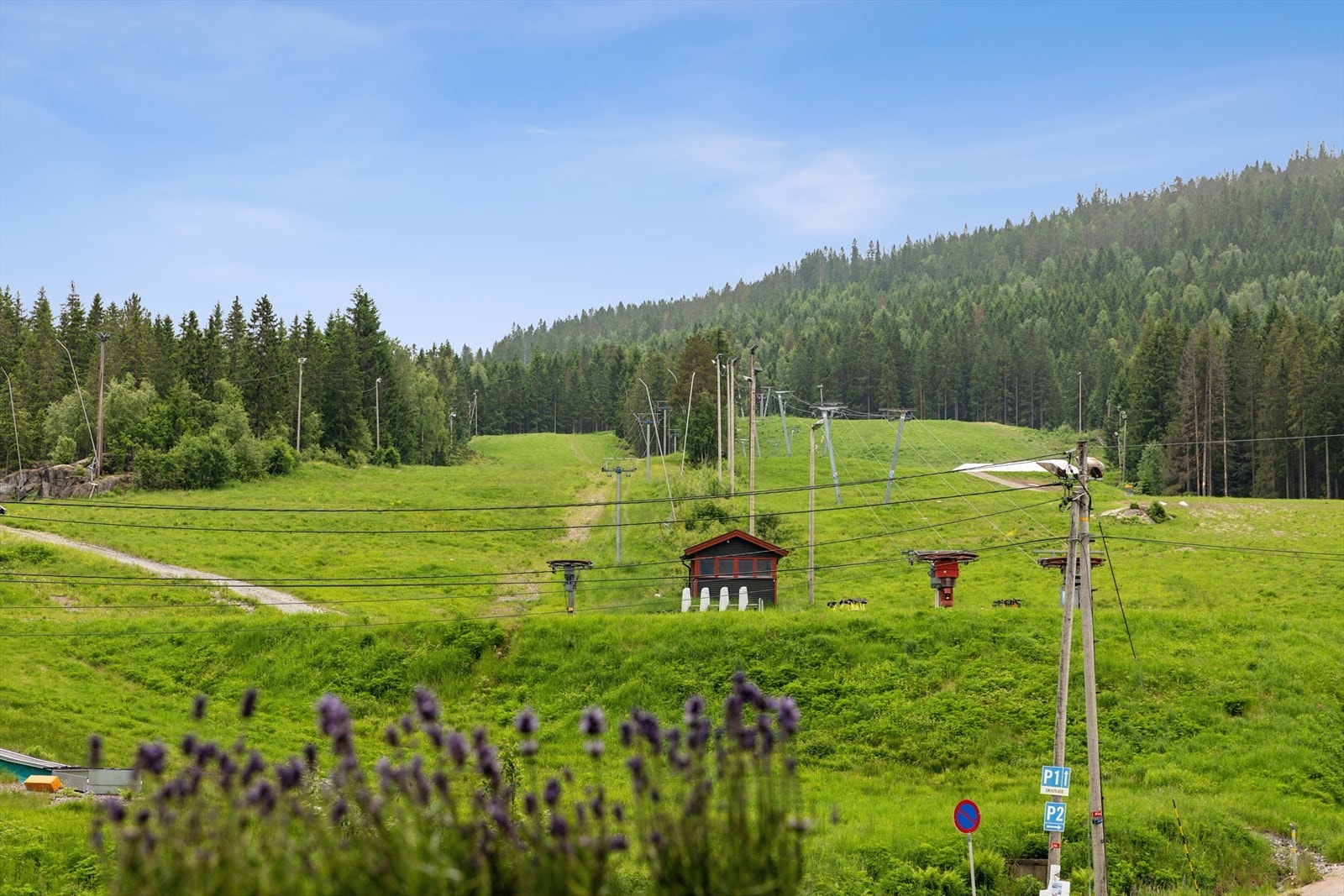 I Nordmarka finner du et utbygd løypenett som kan benyttes hele året og Varingskollen alpinsenter ligger rett ved. Anlegget byr på en av Norges beste terrengparker med utfordringer tilpasset alt fra småbarn og nybegynnere til landslagsutøvere Galleribilde