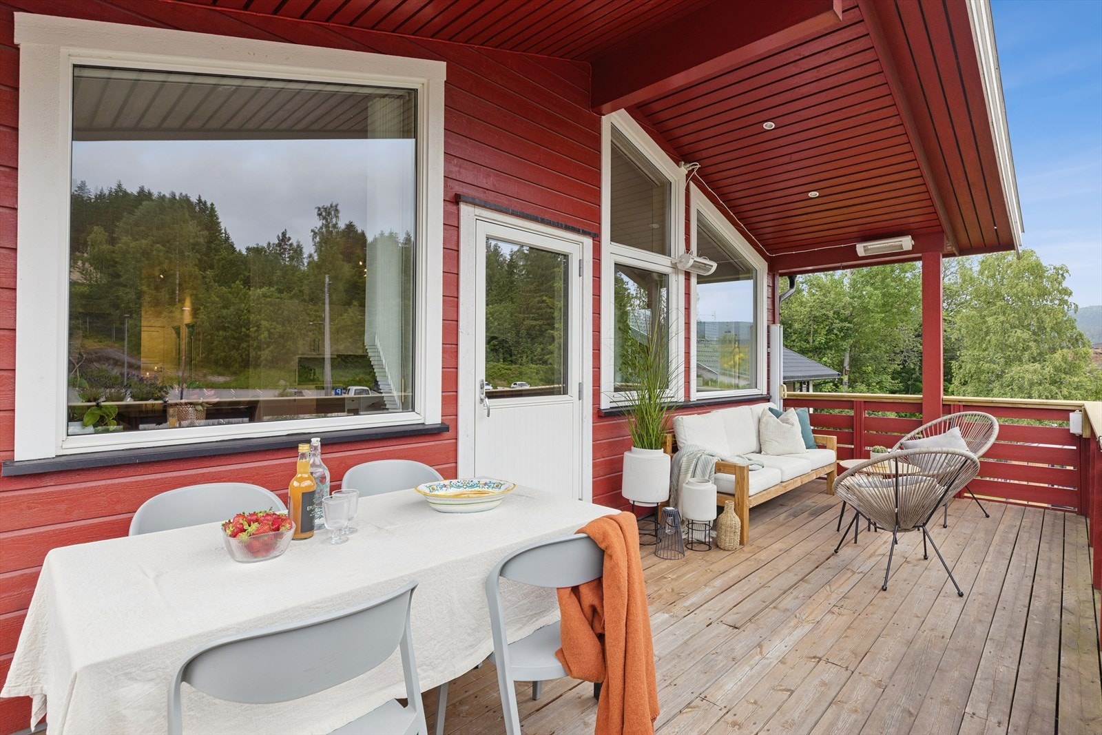 Verandaen er delvis overbygget og med integrert belysning Galleribilde