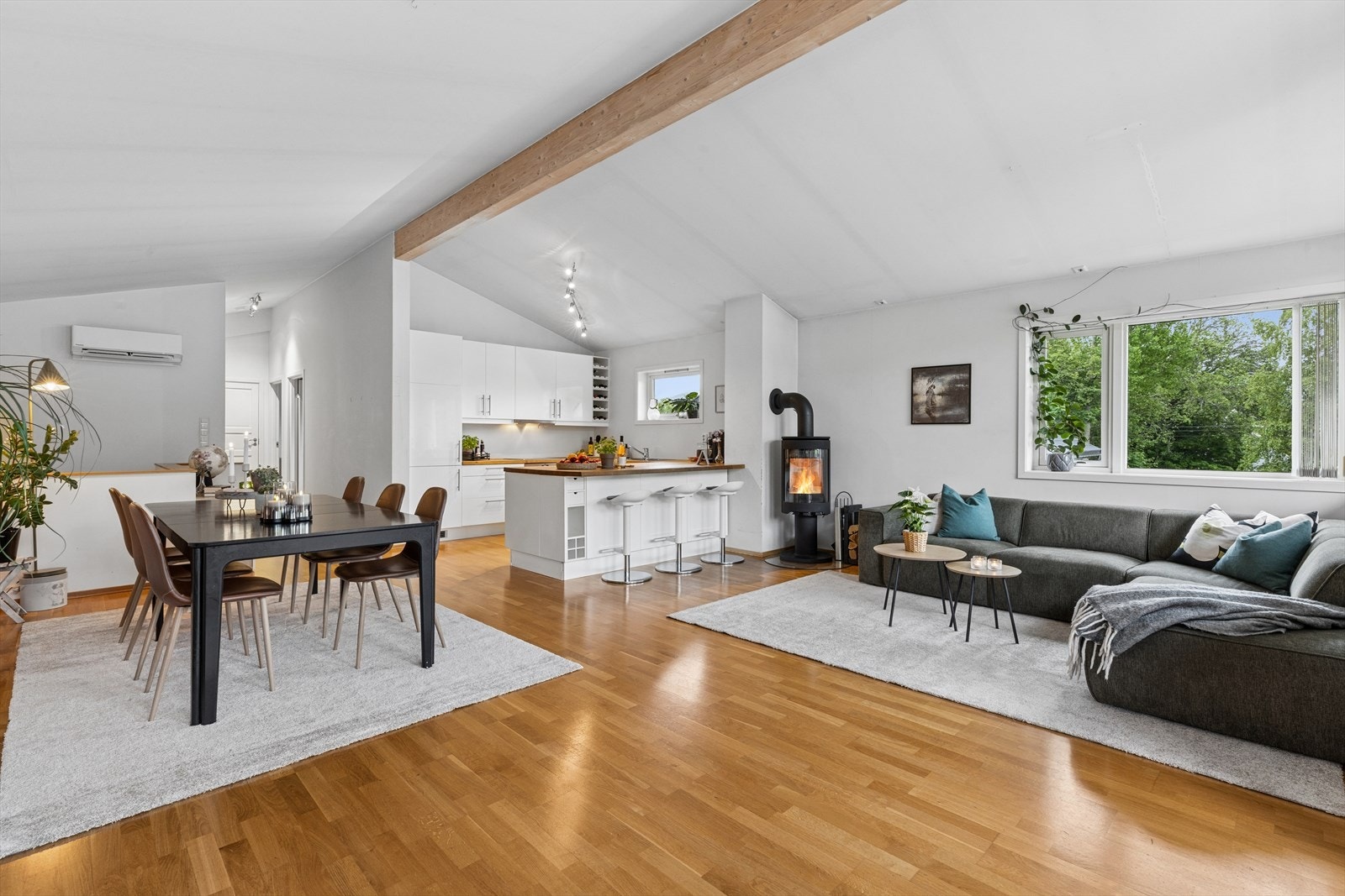 Dette er en sosial del av boligen og man kan straks se for seg hyggelig stunder her med familie og venner Galleribilde