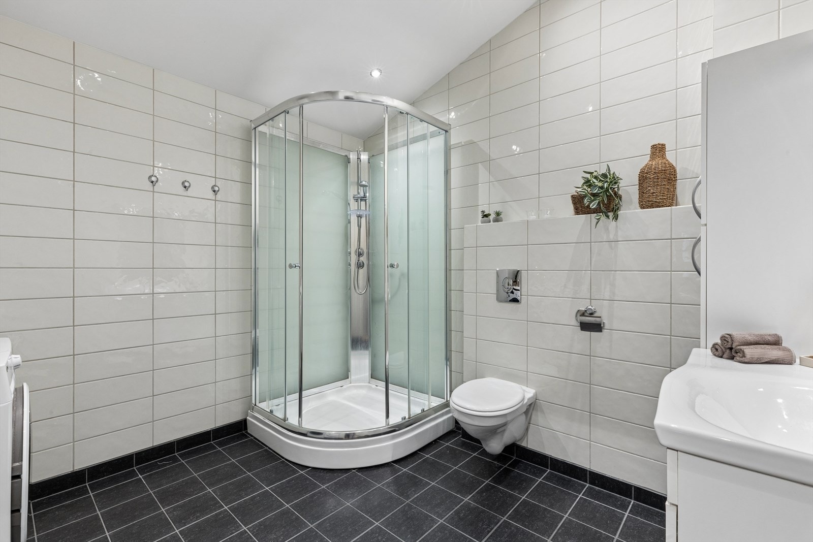 Badet oppe er flislagt med behagelig gulvvarme. Det ble lagt nye fliser og varmekabel i 2023 Galleribilde