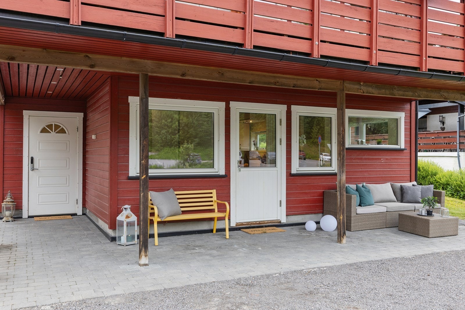 Steinsatt uteareal utenfor inngangsdøren (til venstre) og terrassedøren med utgang fra stuen i u. etasjen Galleribilde
