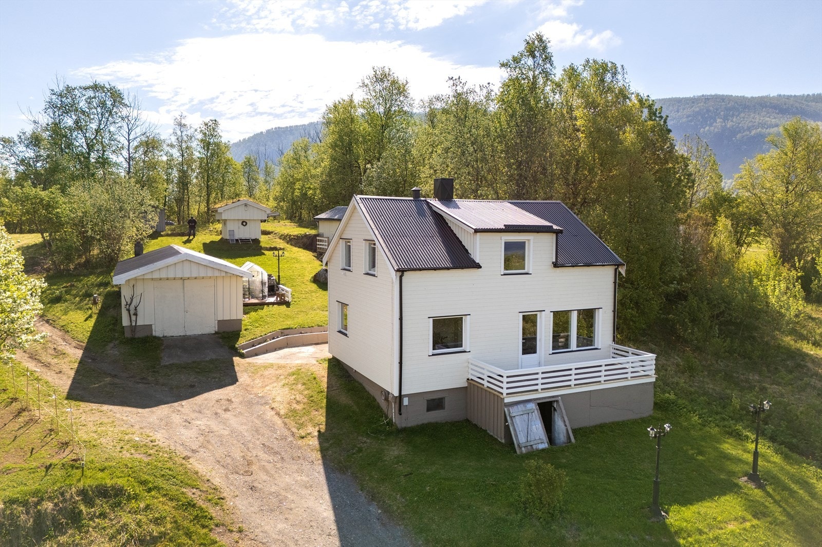 Landlig eiendom med enebolig, garasje, uthus og utebod. Galleribilde