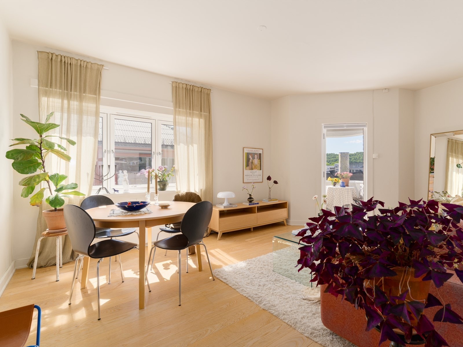 Inne venter en moderne, åpen og luftig planløsning med flere møbleringsmuligheter og sollys som flommer inn gjennom vinduene. Galleribilde
