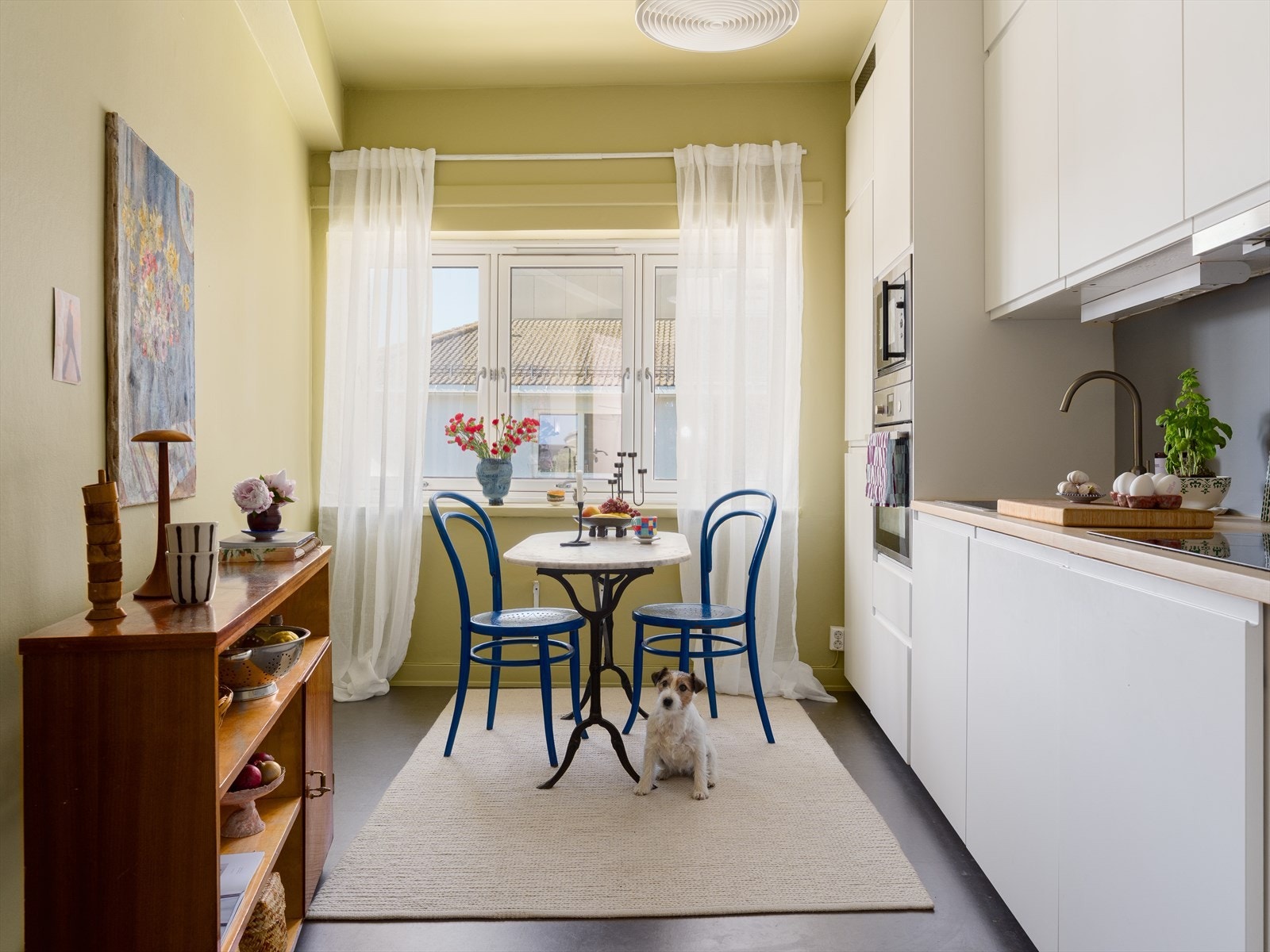 Lyst og moderne kjøkken med glatte fronter fra IKEA og benkeplate i tre. Med spisebord plassert rett ved kjøkkenet ligger alt til rette for gode hverdagsøyeblikk, enten det er en rask frokost eller en kopp kaffe. Galleribilde