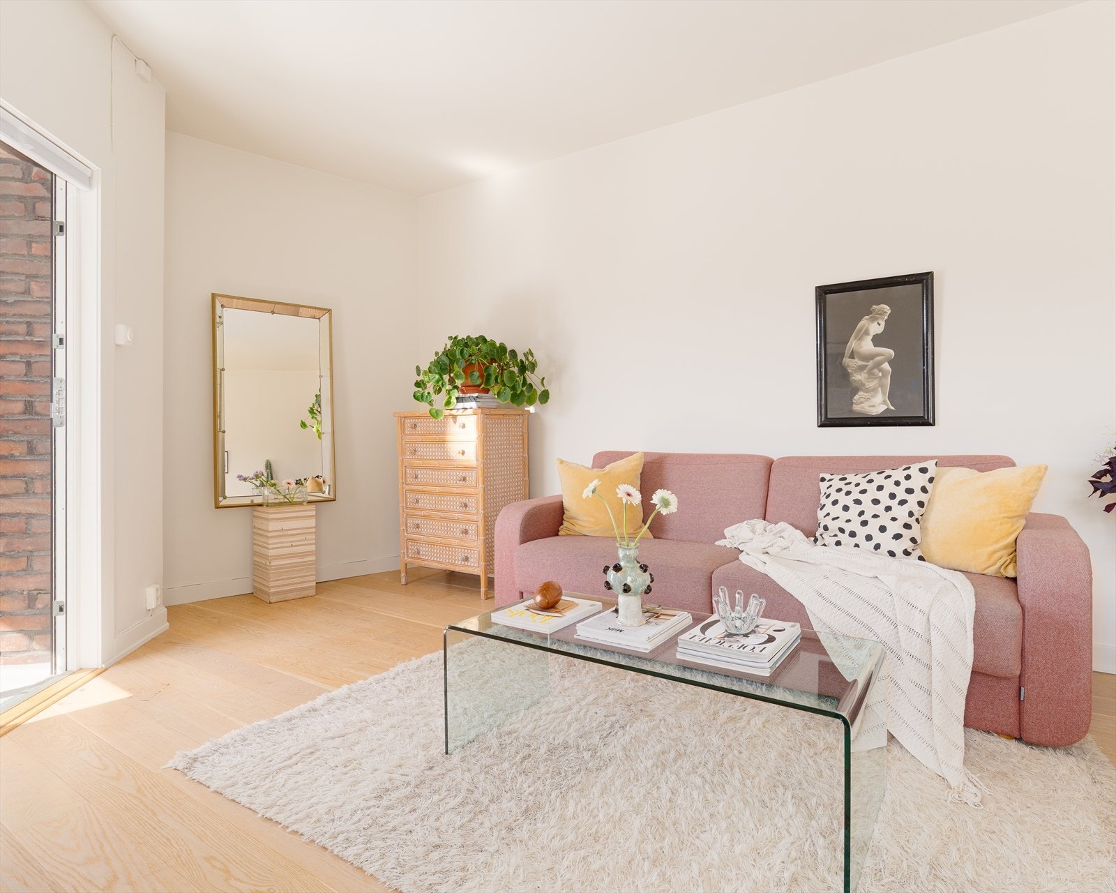 Boligens fargepalett skaper en følelse av ro og harmoni, og får de fleste til å føle seg hjemme. Her er alle detaljer godt gjennomtenkt og en svært praktisk planløsning med god arealfordeling. Galleribilde