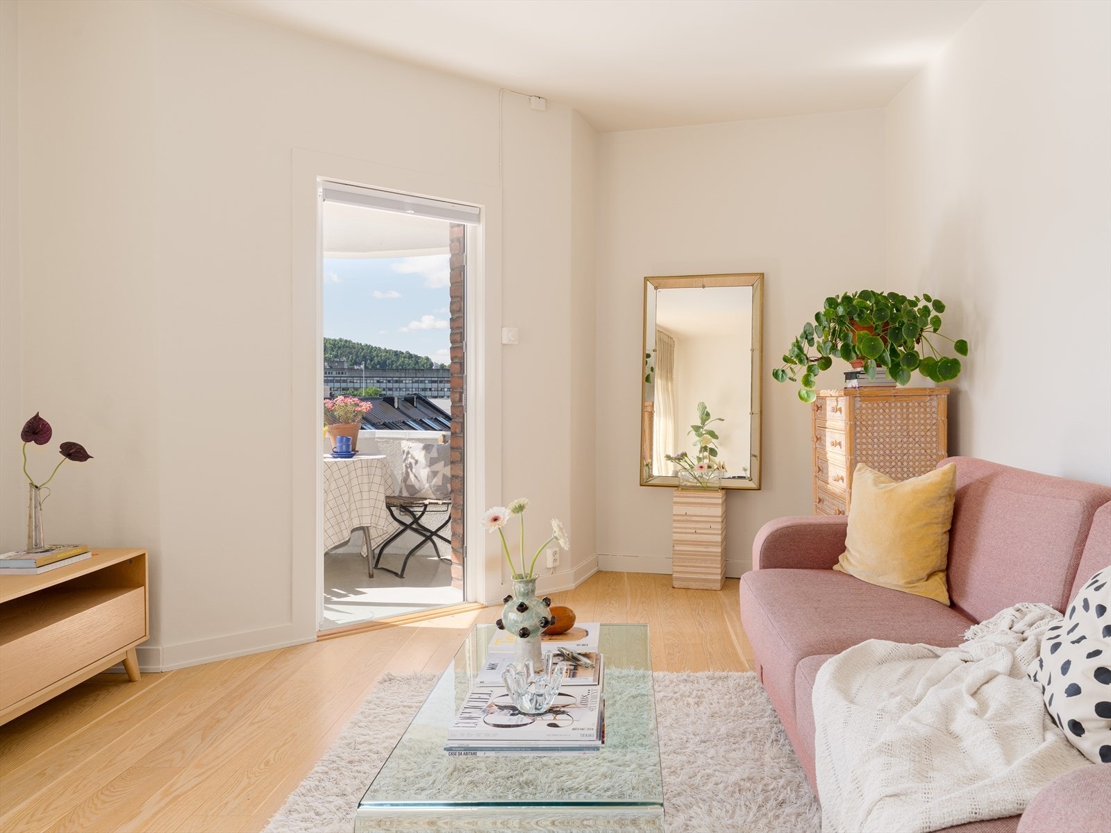 Stuen har god plass til en stor sofa og TV-benk, som gjør stuen perfekt for både avslapning og underholdning. Galleribilde
