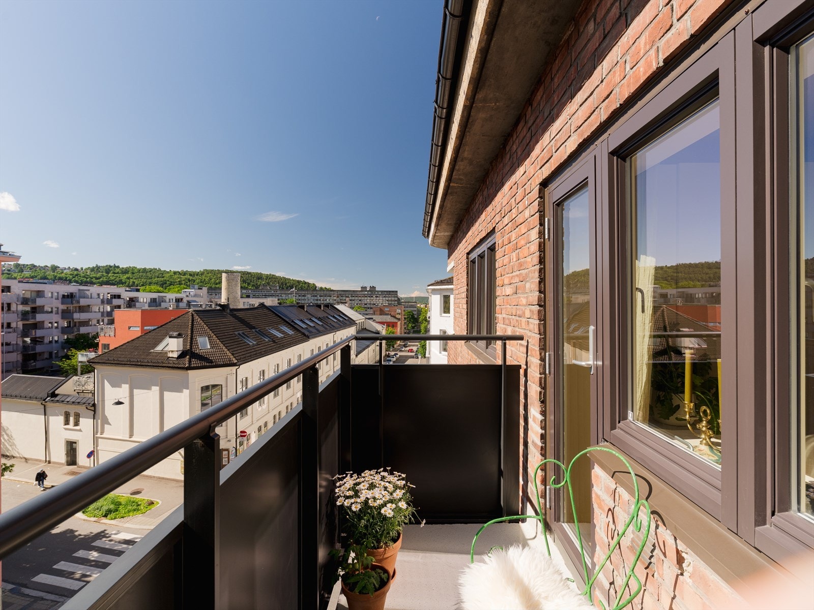 Beliggenheten i 5. etasje gir samtidig et flott, fritt utsyn mot byen og Ekeberg. Galleribilde